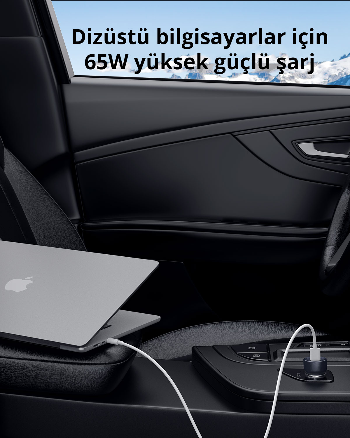 Araba içinde USB-C araç şarj cihazıyla şarj olan dizüstü bilgisayar, arka planda karlı dağlar.