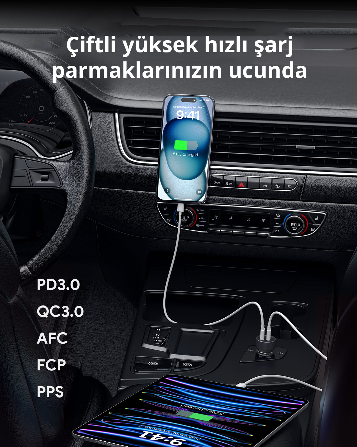 Çift USB şarj cihazıyla bir arabada şarj olan akıllı telefon ve tablet.