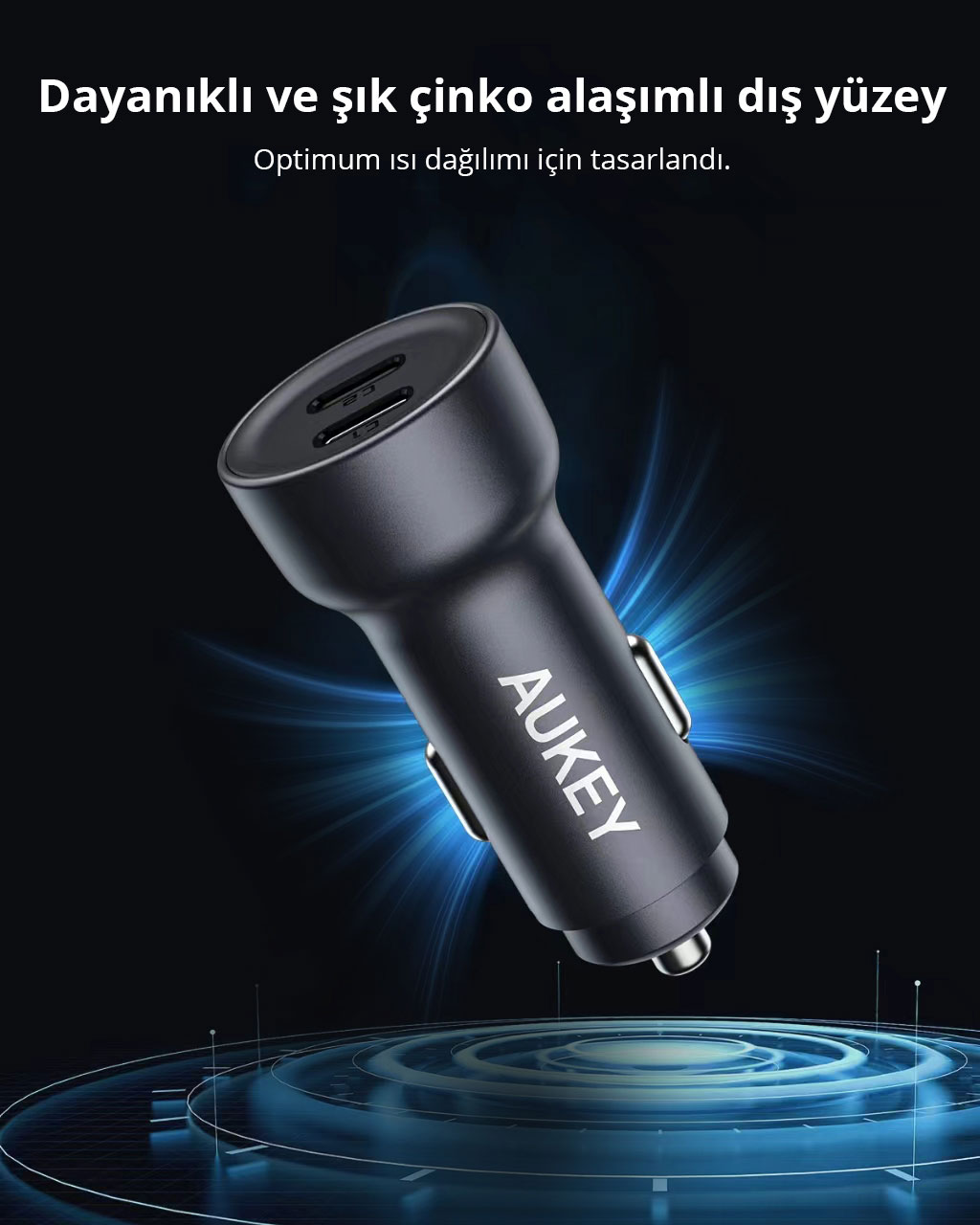 Mavi arka plan ve Türkçe yazılar önünde iki USB portlu siyah Aukey araç şarj cihazı.