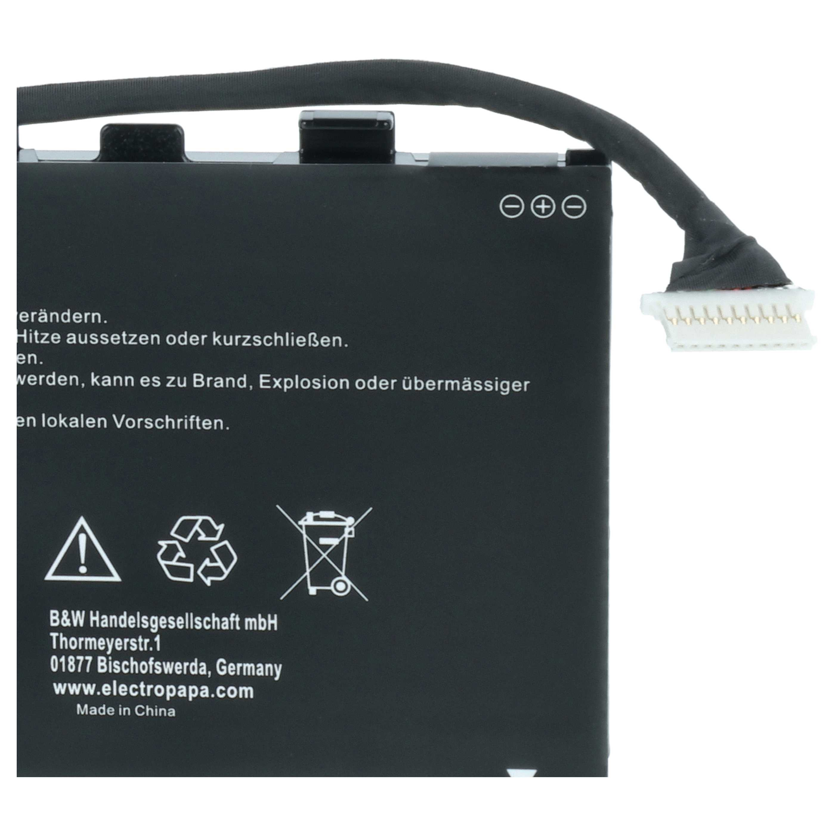 Schwarze Batterie mit deutscher Warnbeschriftung, Symbolen und Kabel mit weißem Stecker.