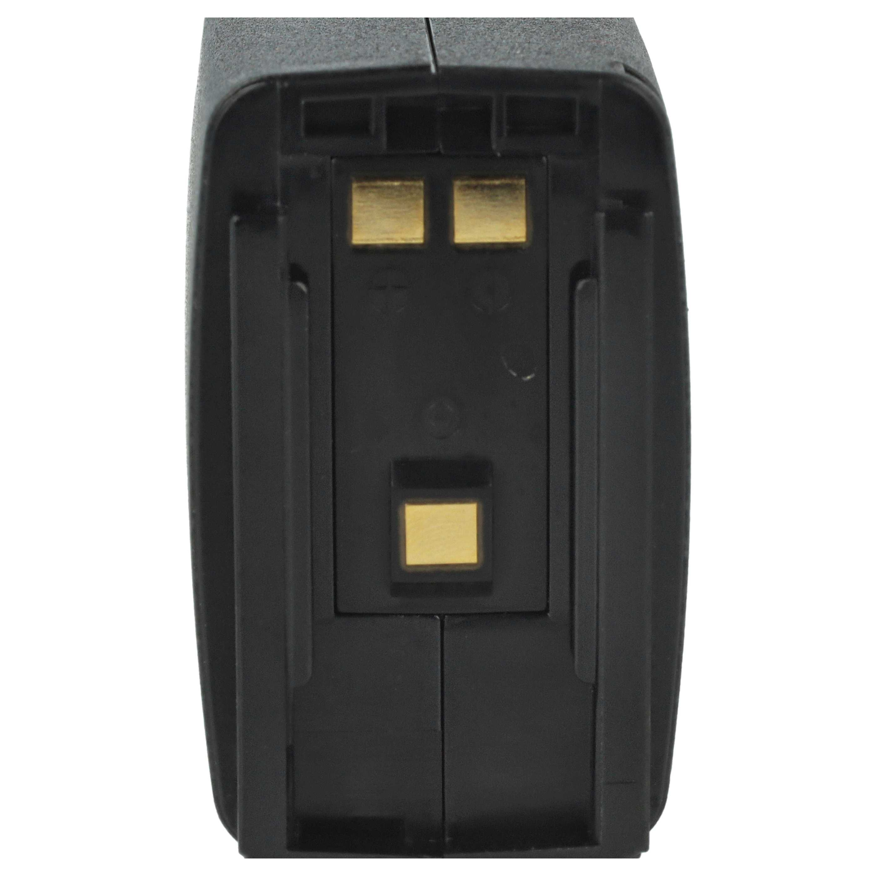 Unterseite eines schwarzen elektronischen Geräts mit drei goldenen Kontaktpunkten auf weißem Hintergrund.