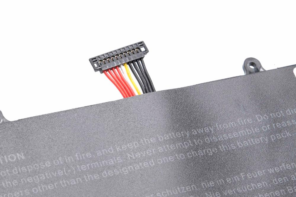 Ein schwarzer Akku mit einem mehrfarbigen Kabelstecker auf einer weißen Oberfläche.