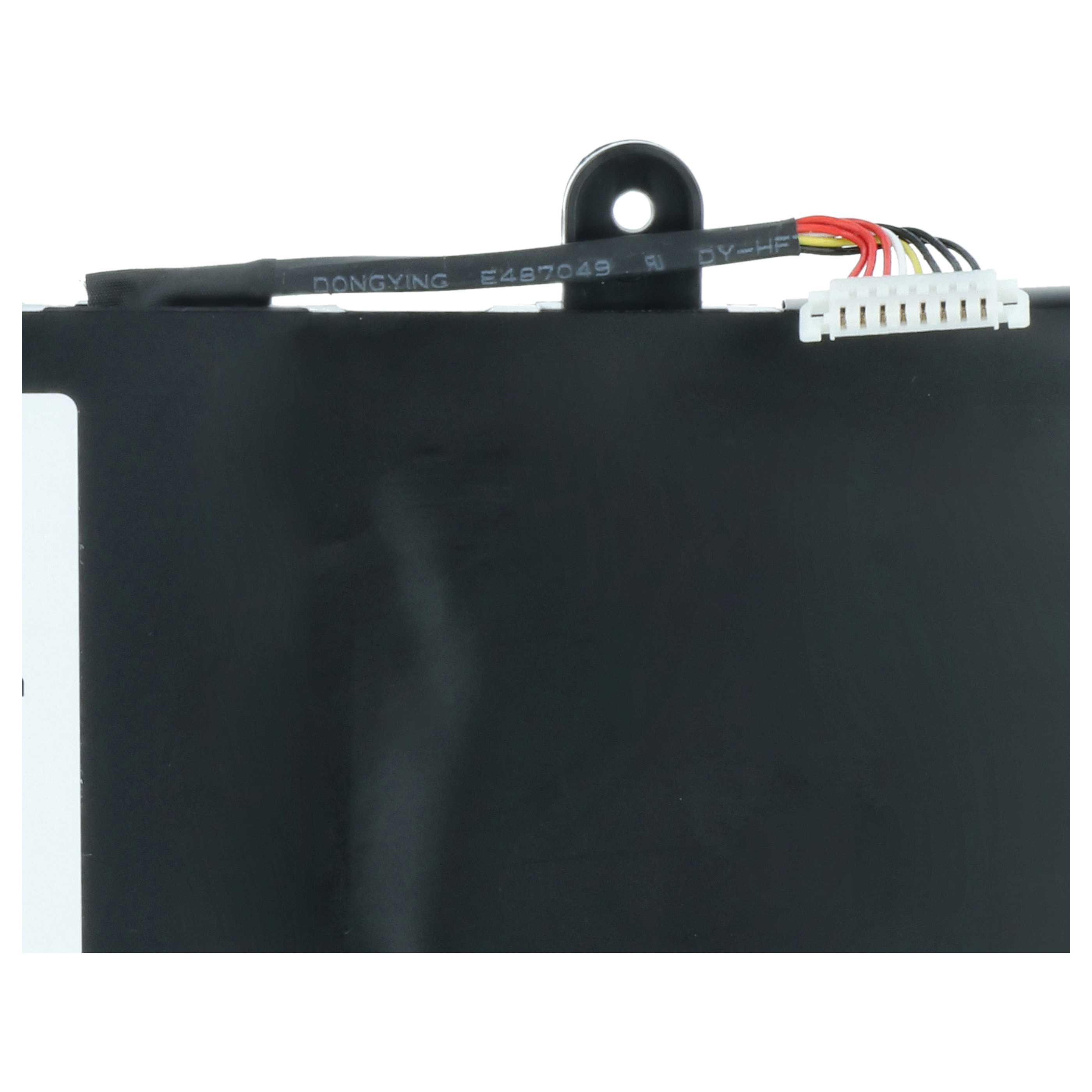 Schwarze Batterie mit rotem, schwarzem und gelbem Kabel, das an einen weißen Stecker angeschlossen ist.