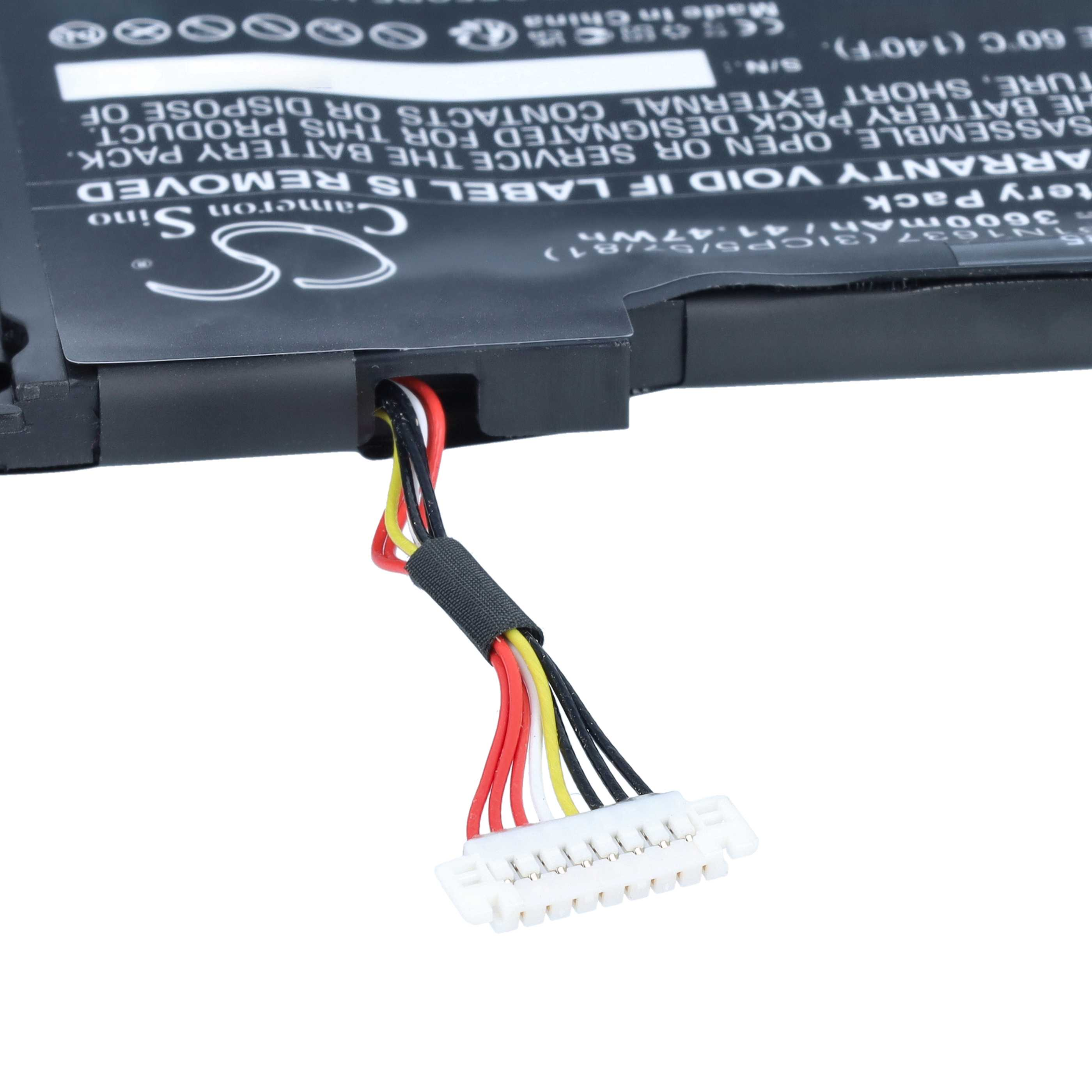 Ein Akkupack mit Warntexten, verbunden mit einem Kabel und einem weißen Stecker.