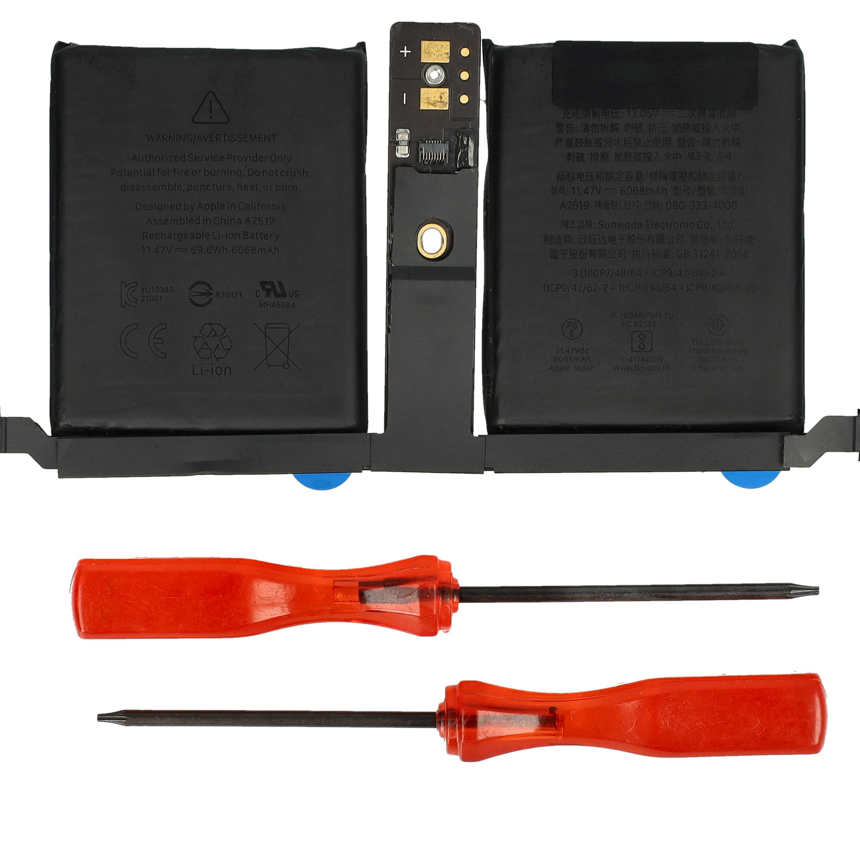 Zwei schwarze Akkus mit Warntext und Elektronik in der Mitte, darunter zwei rote Schraubenzieher auf weißem Grund.