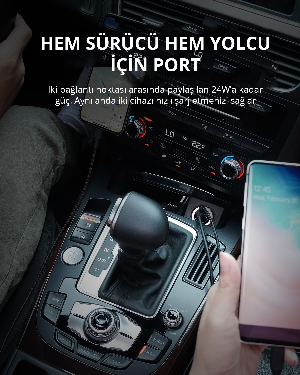 Şarj kablosuna bağlı akıllı telefon ve metin katmanlı araba içi.