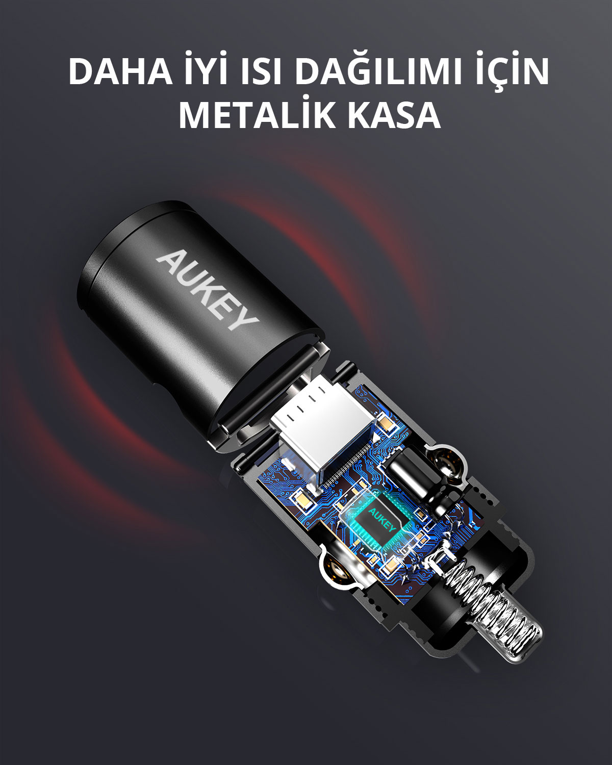 İç devre kartı ve metal kasası görünen Aukey araç şarj cihazının kesiti.
