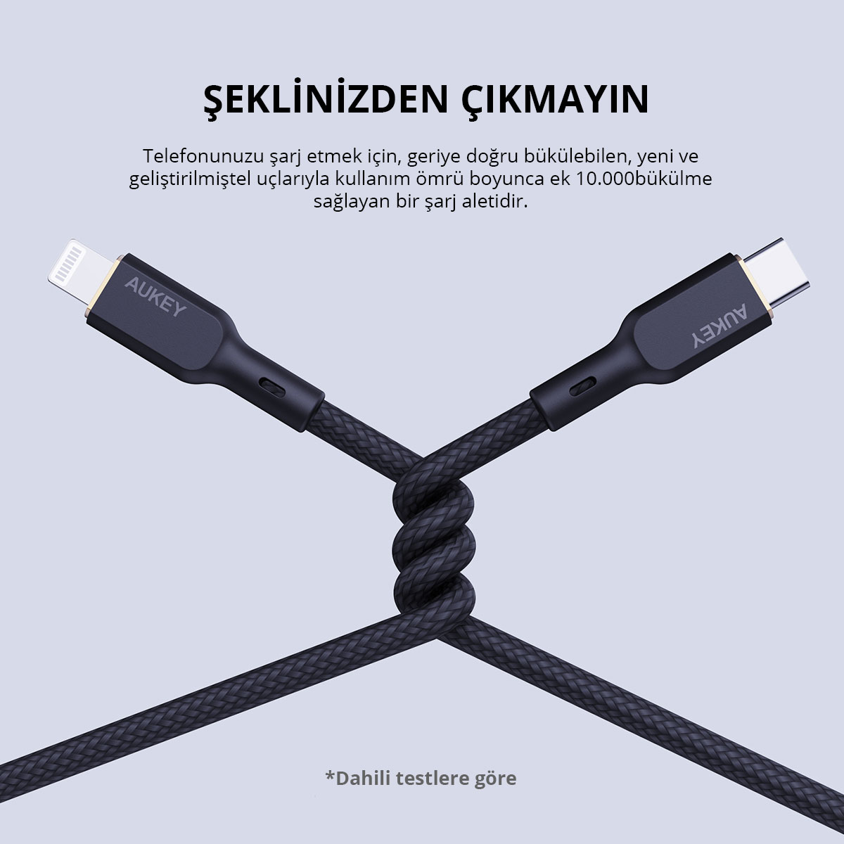Açık gri arka planda düğümlenmiş bir AUKEY USB-C - Lightning kablosu ve Türkçe metin.