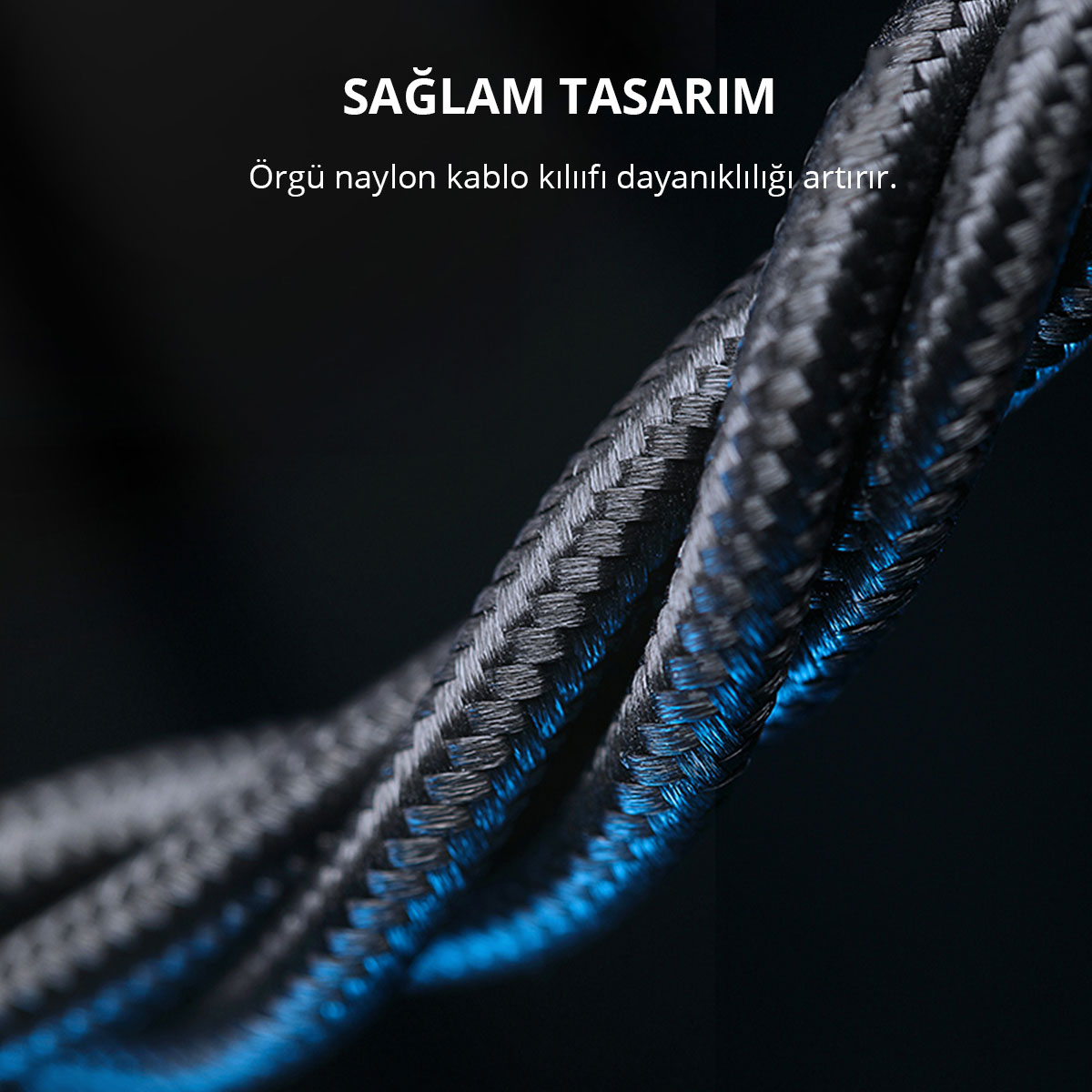 Sağlam Tasarım: Siyah arka planda mavi ışık vurgularına sahip örgülü naylon kablo.