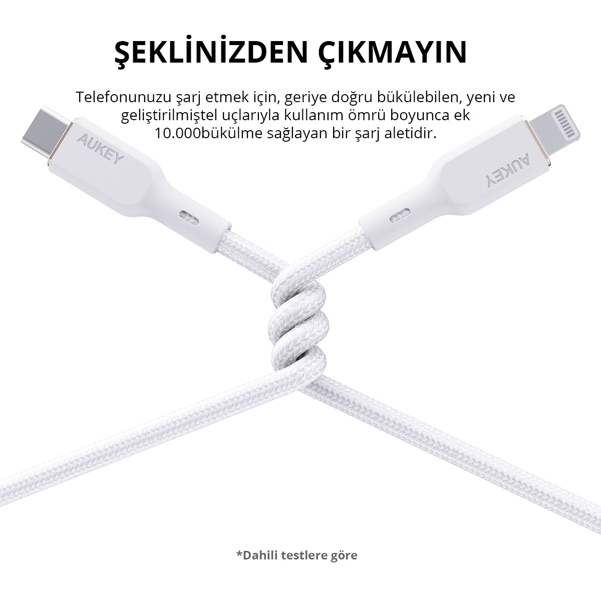 Beyaz arka planda orta kısmında düğüm atılmış beyaz örgülü USB-C - Lightning kablosu.