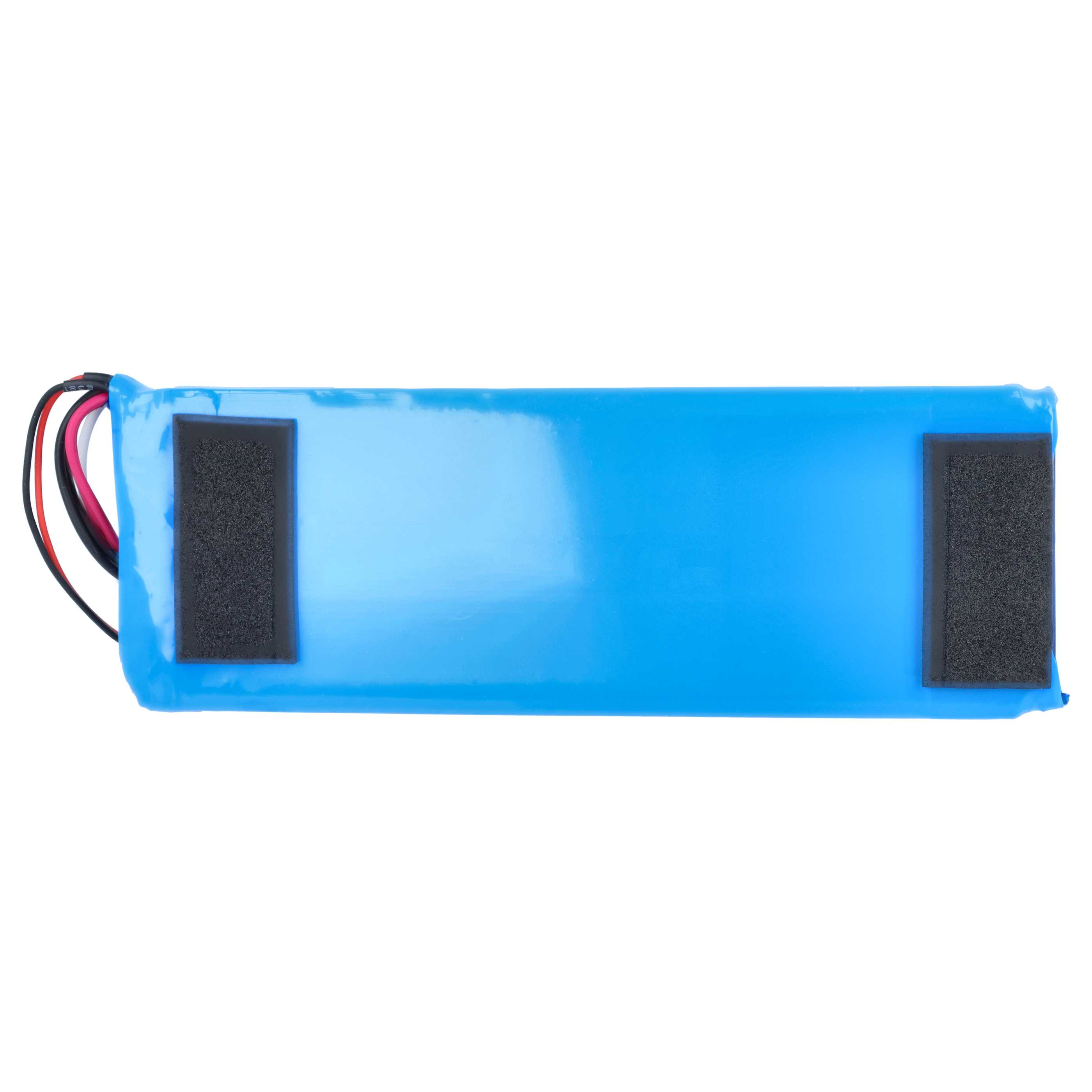 Ein länglicher, blau verpackter Akku mit zwei schwarzen Klettstreifen und Kabeln.