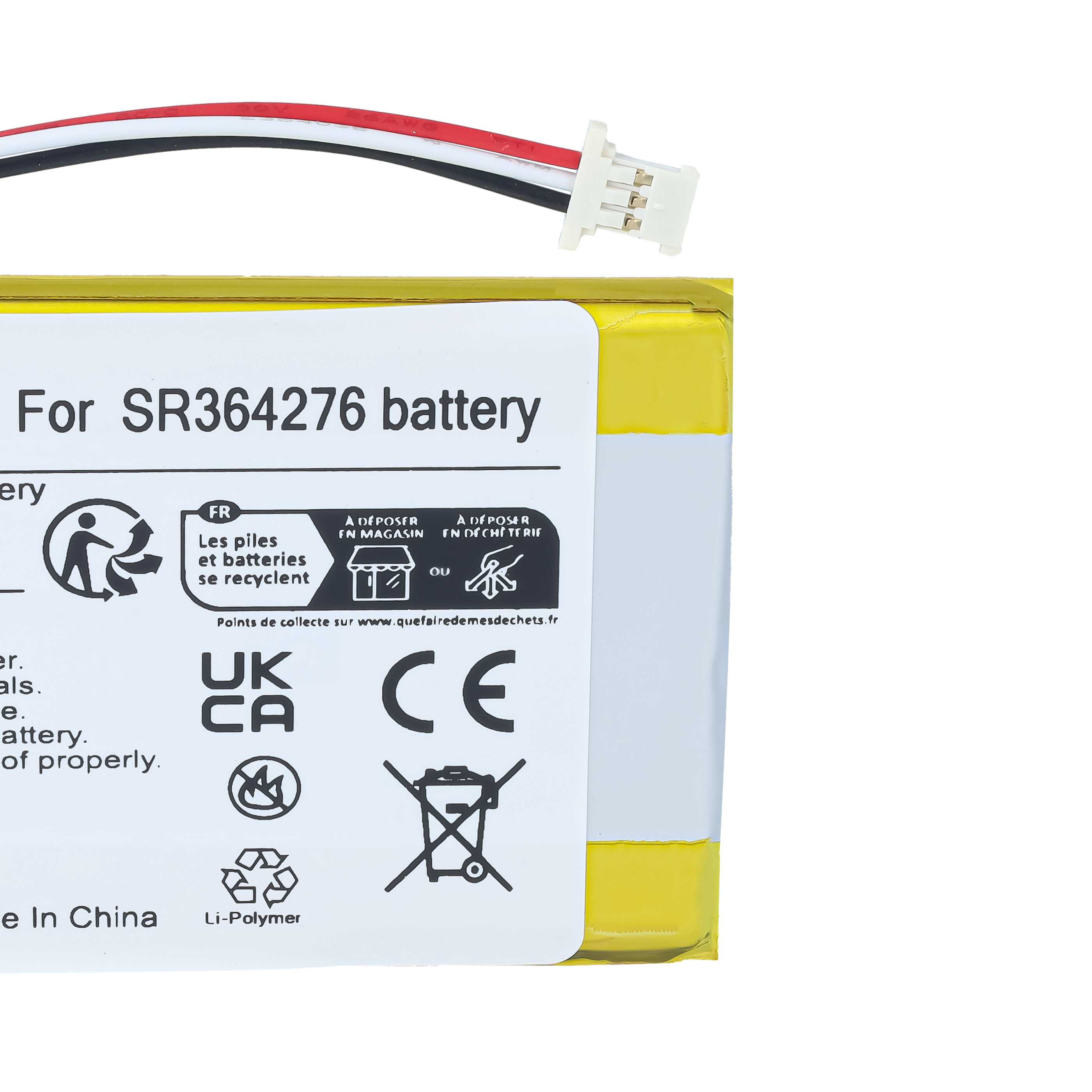 Gelbe Batterie mit weißem Etikett, Text, CE-Symbol, Recyclingzeichen und angeschlossenem Kabel mit weißem Stecker.