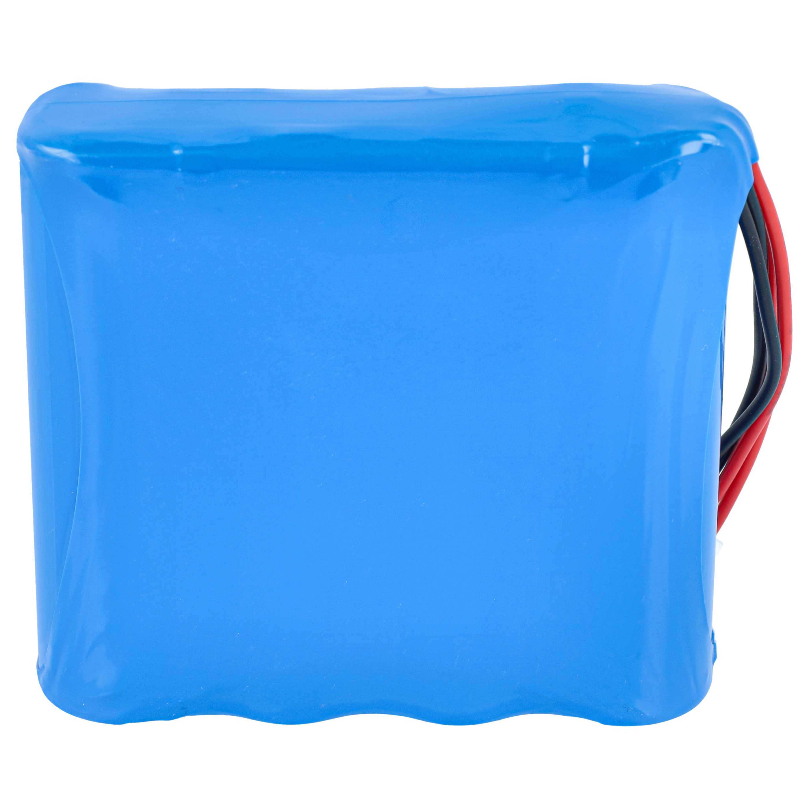 Ein rechteckiger, blau verpackter Akku mit roten und schwarzen Kabeln an der Seite vor weißem Hintergrund.