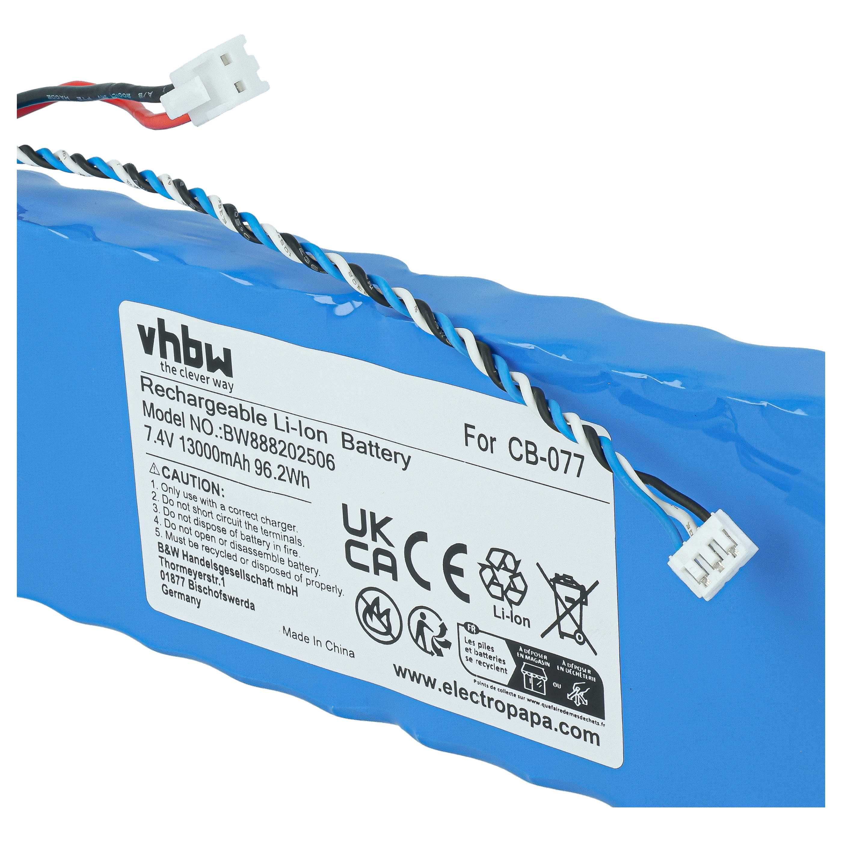 Blaue Li-Ion-Batterie mit weißem Etikett, technischen Daten und angeschlossenen Kabeln mit Steckern vor weißem Hintergrund.