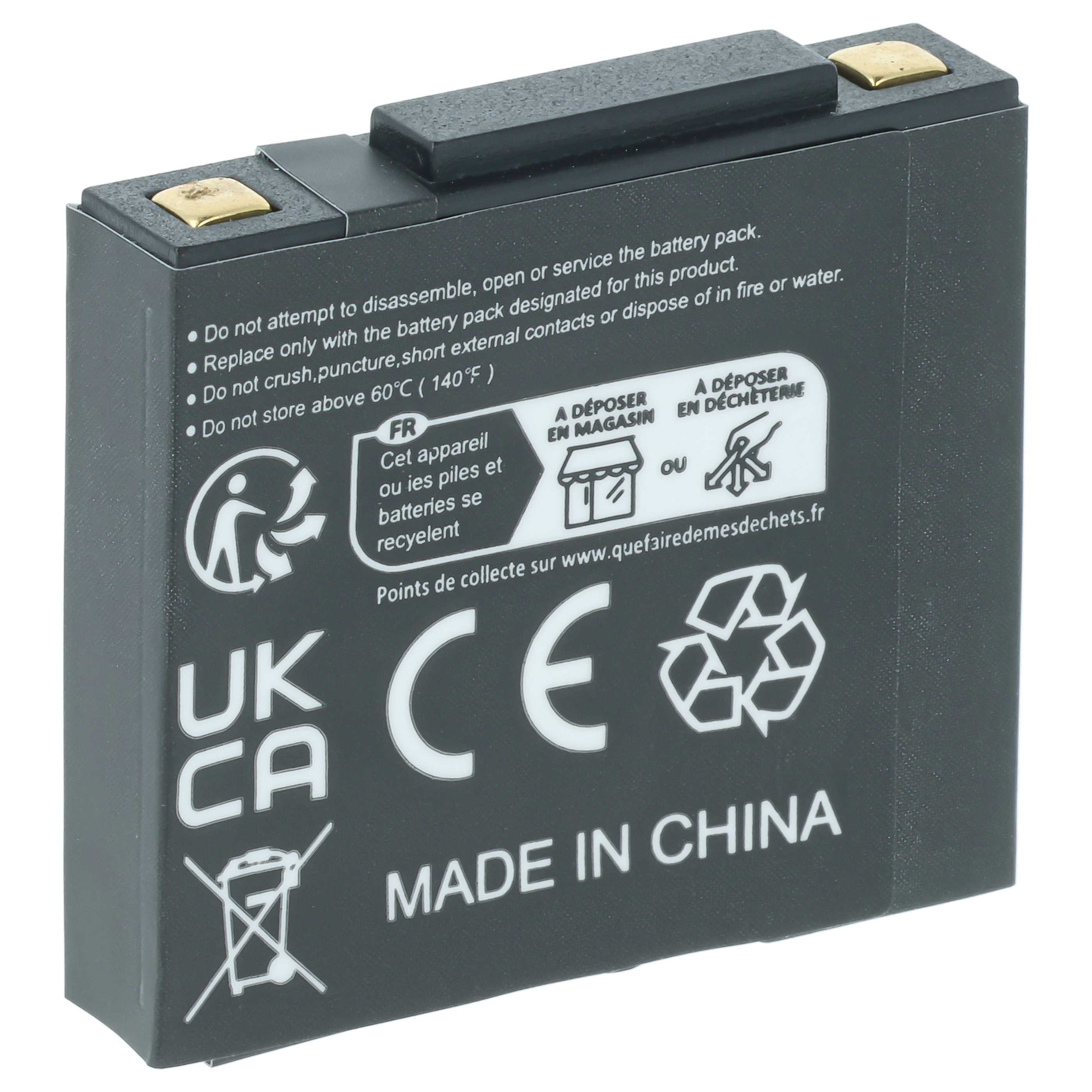 Ein schwarzer, rechteckiger Akku mit Warntext, CE-Kennzeichnung, UKCA-Logo und Recyclingsymbolen.
