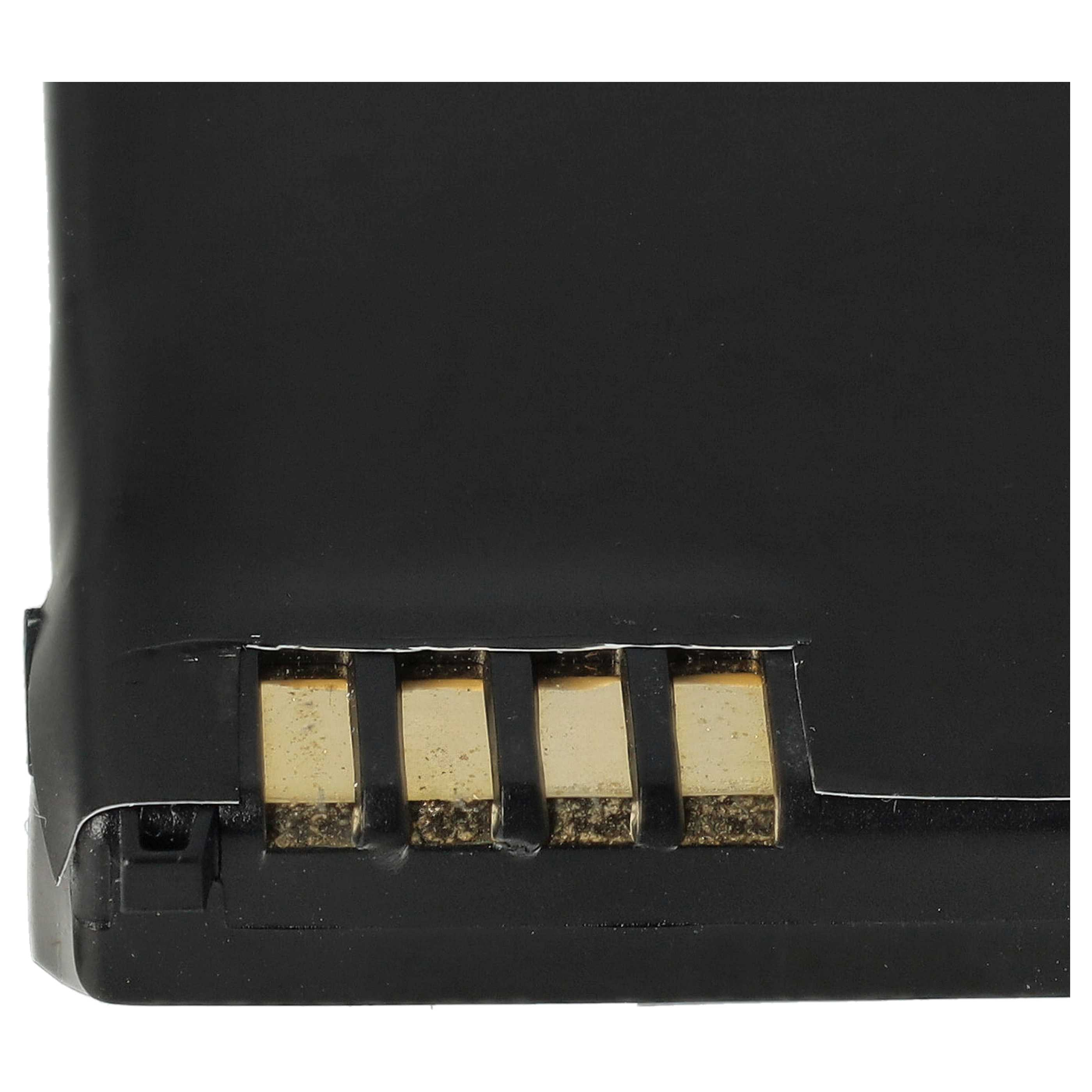 Nahaufnahme der goldenen Kontakte einer schwarzen Batterie.