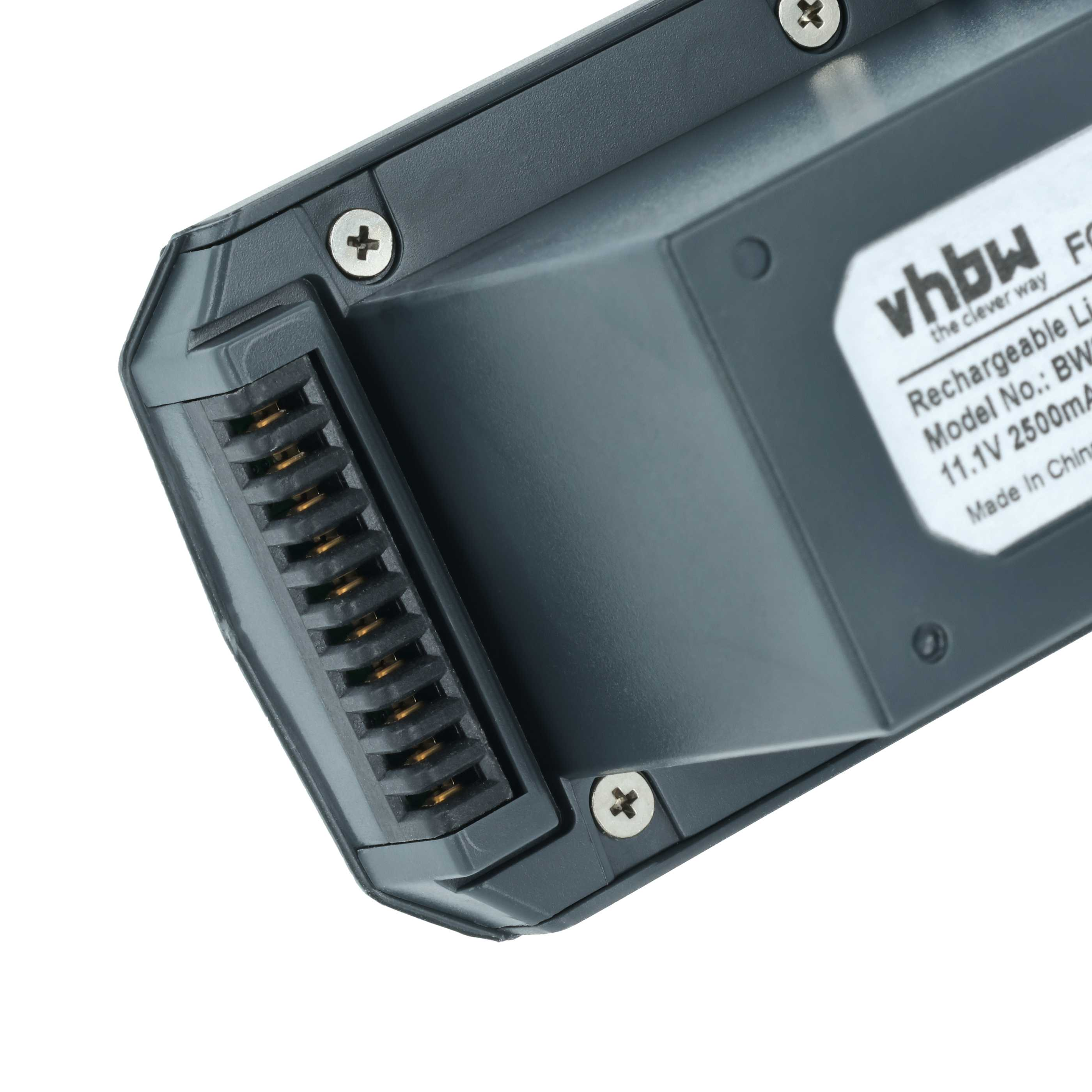 Nahaufnahme eines dunkelgrauen Elektronikgeräts mit Messing-Kontakten und Schrauben vor weißem Hintergrund.