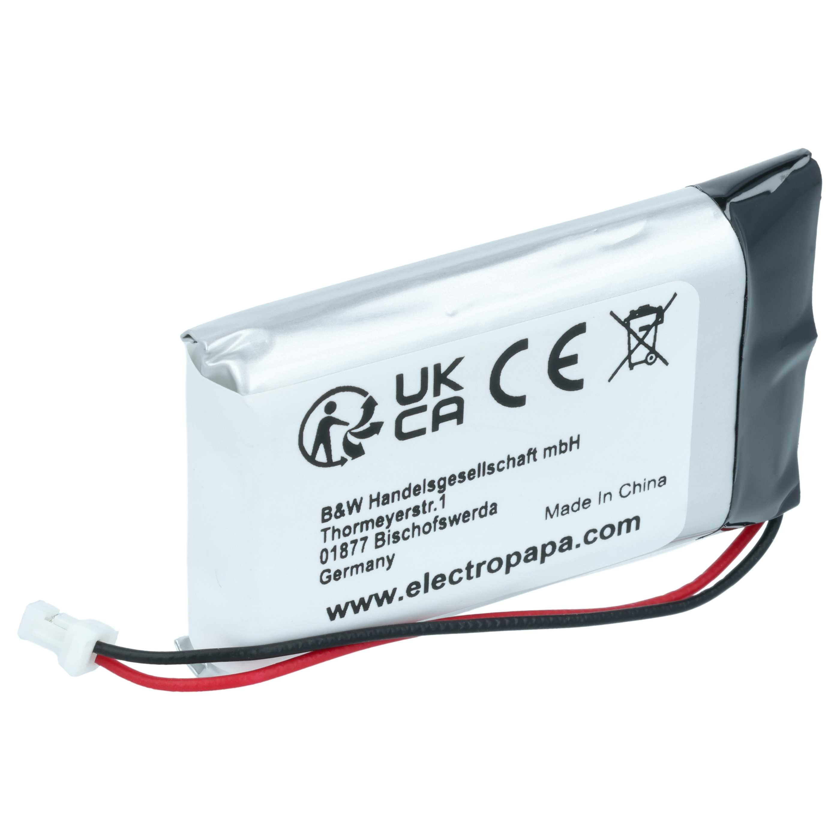 Eine silberne Lithium-Ionen-Batterie mit schwarzen und roten Kabeln und weißem Stecker vor weißem Hintergrund.