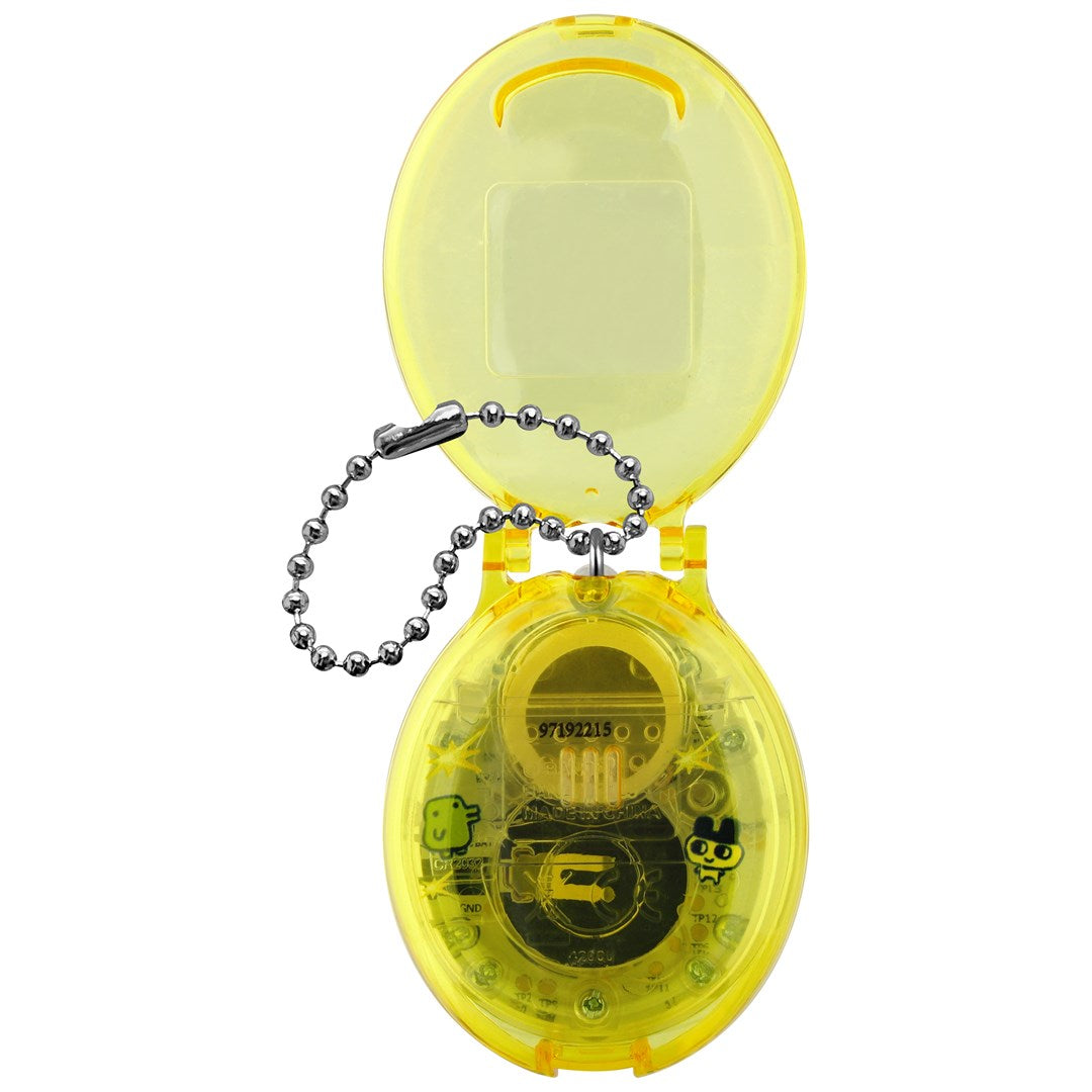 Żółte plastikowe etui Tamagotchi z otwartą pokrywką i metalowym łańcuszkiem.