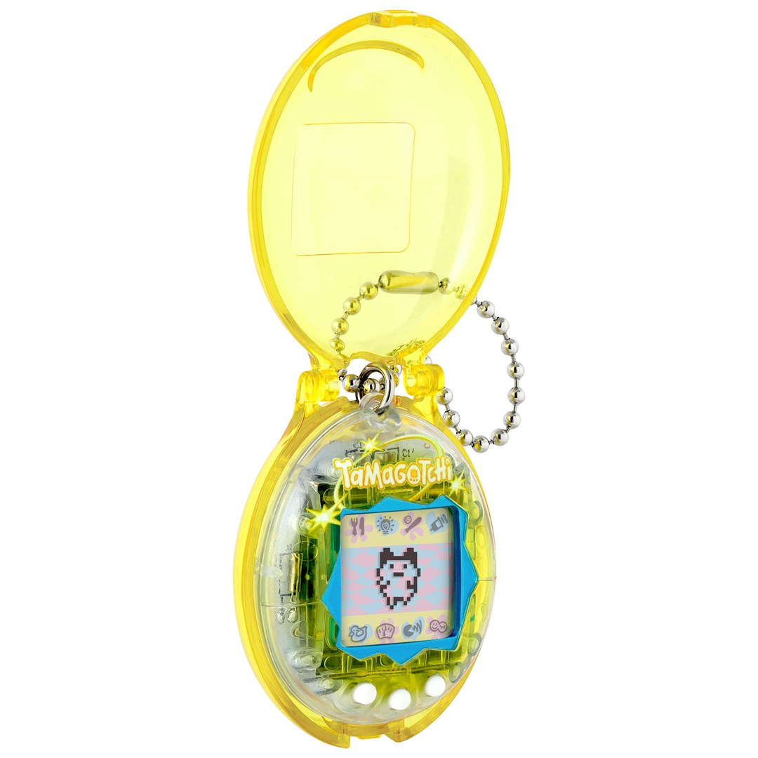 Żółte, przezroczyste Tamagotchi z otwartą obudową, łańcuszkiem z koralików i pikselową postacią na ekranie.