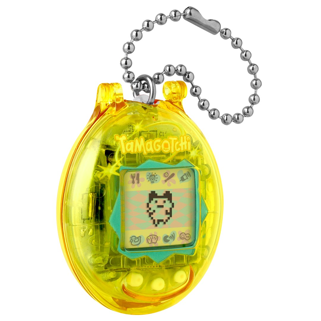 Przezroczysty żółty Tamagotchi z łańcuszkiem, cyfrowym zwierzakiem i trzema przyciskami na białym tle.