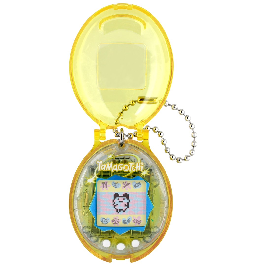Żółte Tamagotchi w otwartym etui z pikselowym zwierzakiem na ekranie.