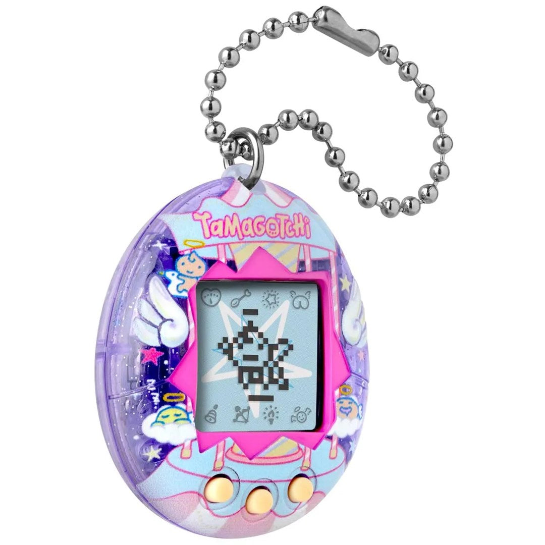 Fioletowe urządzenie Tamagotchi z łańcuszkiem i cyfrowym zwierzakiem pikselowym na ekranie.