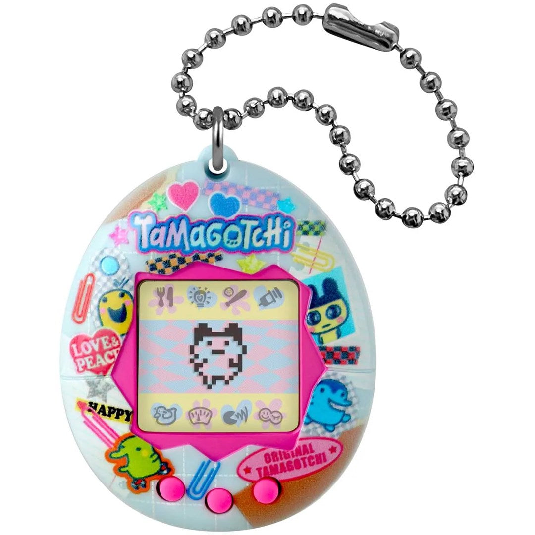 Jasnoniebieskie Tamagotchi w kolorowe wzory, z trzema różowymi przyciskami i metalowym łańcuszkiem na białym tle.