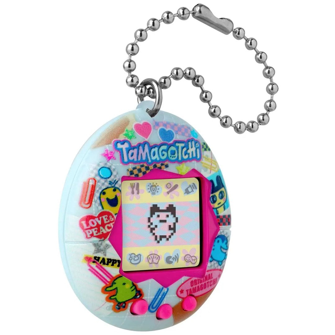 Jasnoniebieskie Tamagotchi z kolorowymi naklejkami, różową ramką ekranu i srebrnym łańcuszkiem.