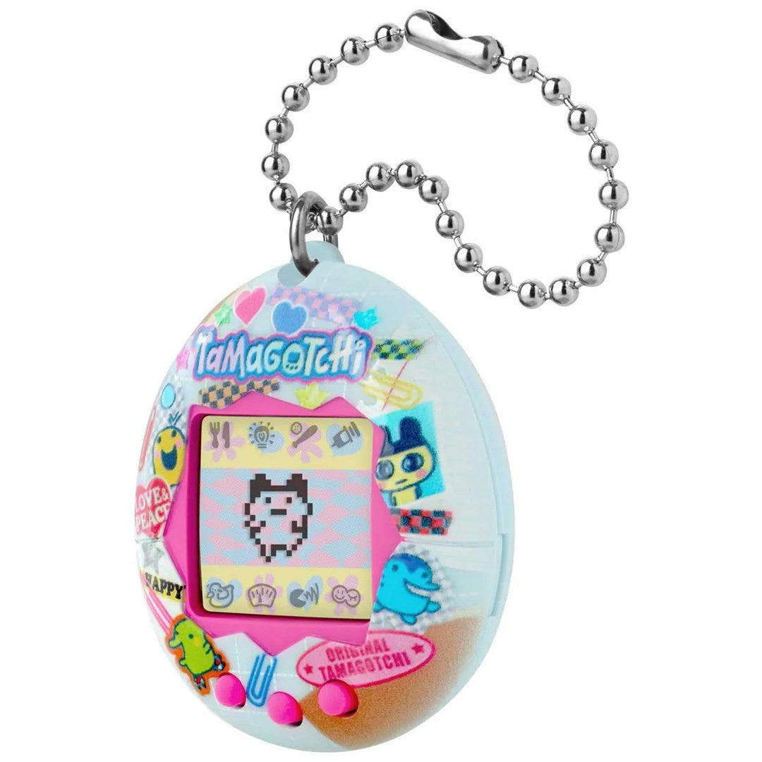 Jasnoniebieskie Tamagotchi z kolorowymi naklejkami i srebrnym łańcuszkiem kulkowym na białym tle.