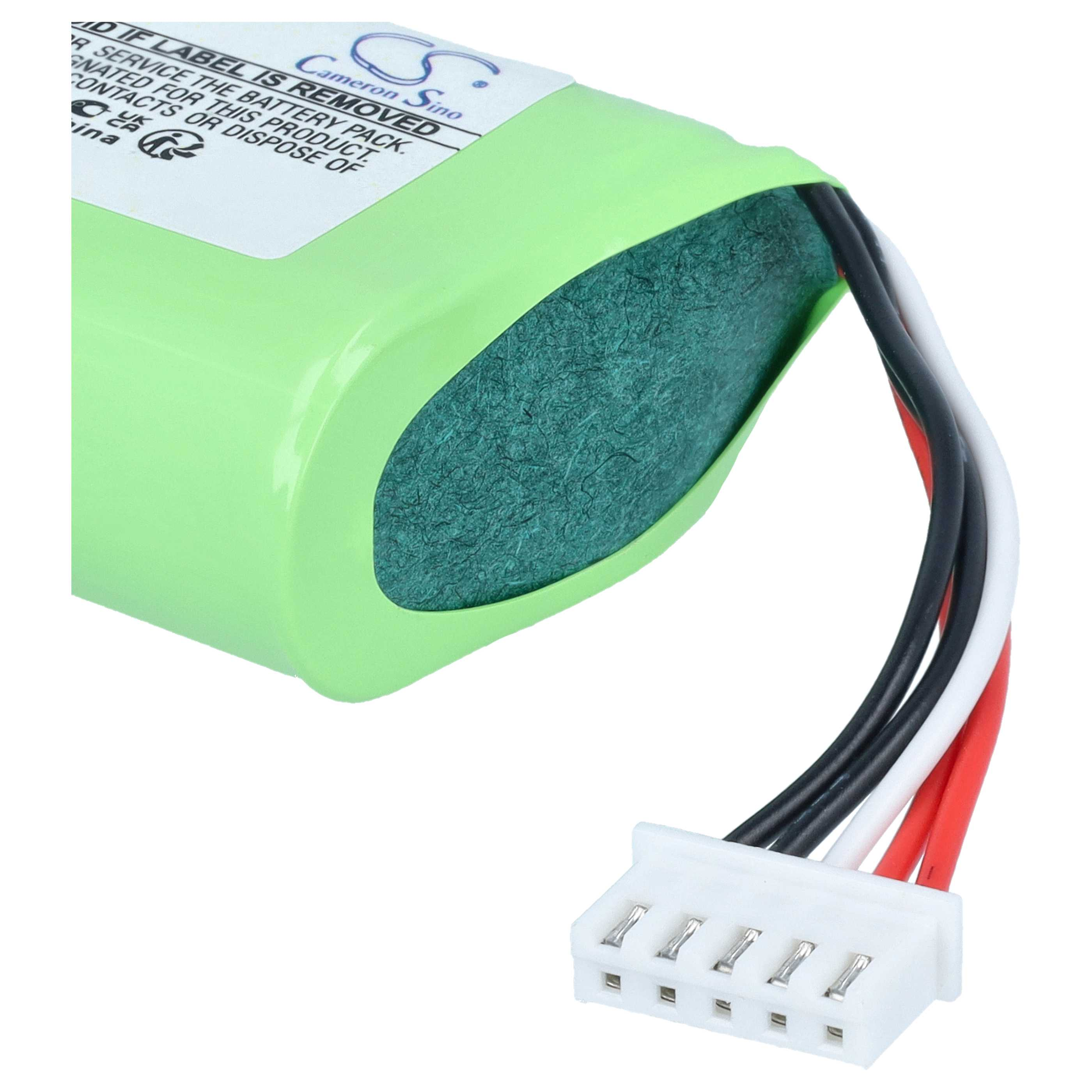 Grüner Akku mit weißer Aufschrift und vier farbigen Kabeln, die in einem weißen Stecker enden.