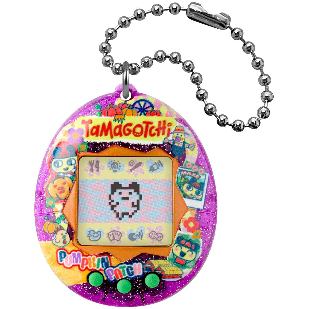 Fioletowo-żółte Tamagotchi z motywem dyni i srebrnym łańcuszkiem na białym tle.