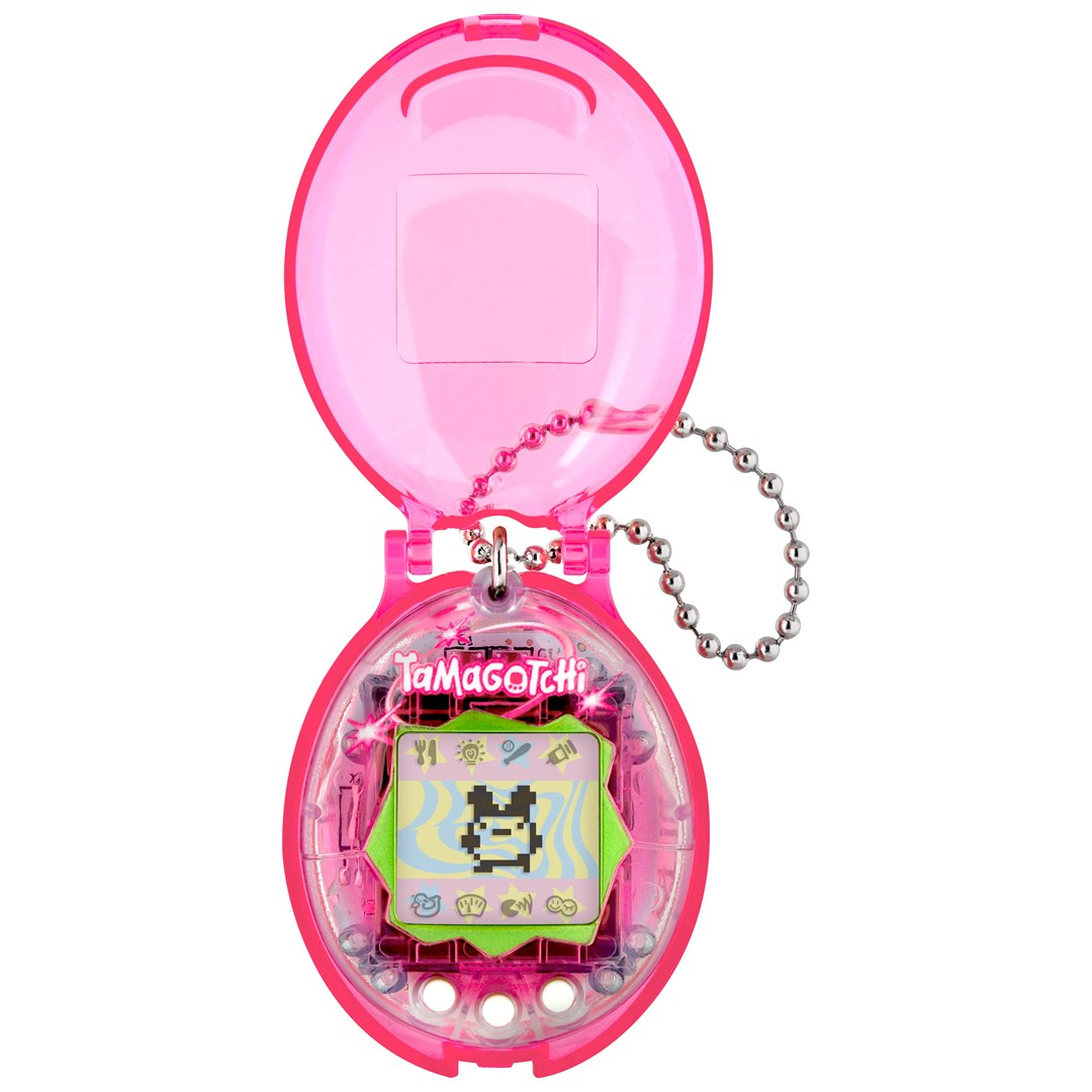 Otwarte różowe urządzenie Tamagotchi ze srebrnym łańcuszkiem koralikowym i cyfrowym zwierzakiem na ekranie.