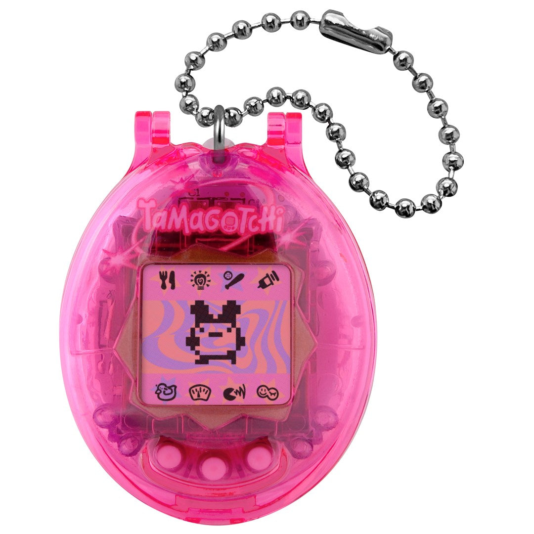Różowy, półprzezroczysty wirtualny zwierzak Tamagotchi z łańcuszkiem i pikselową postacią.