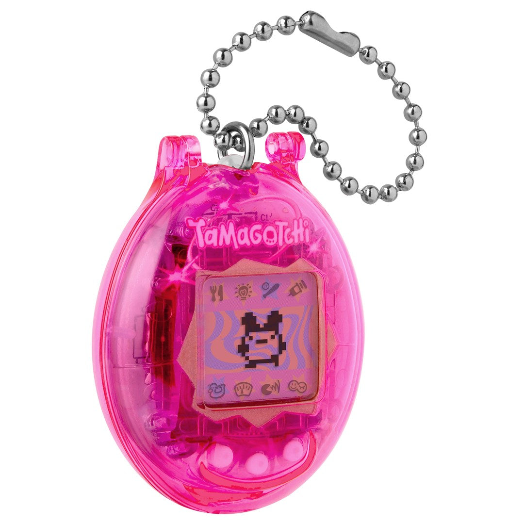 Różowe, przezroczyste Tamagotchi z łańcuszkiem pokazuje zwierzaka pikselowego na ekranie LCD.