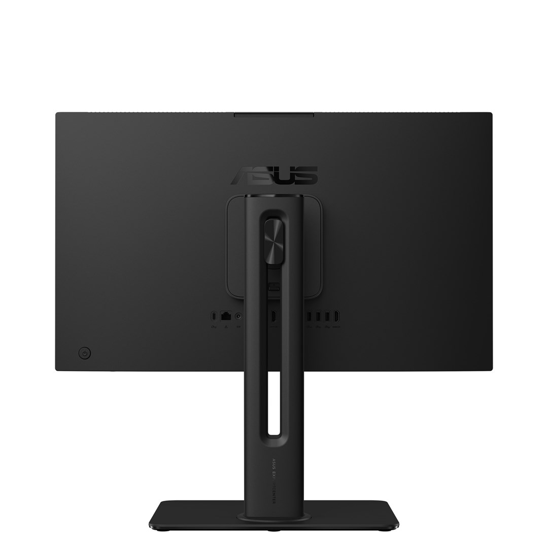 Widok z tyłu czarnego komputera all-in-one ASUS na stojaku na białym tle.