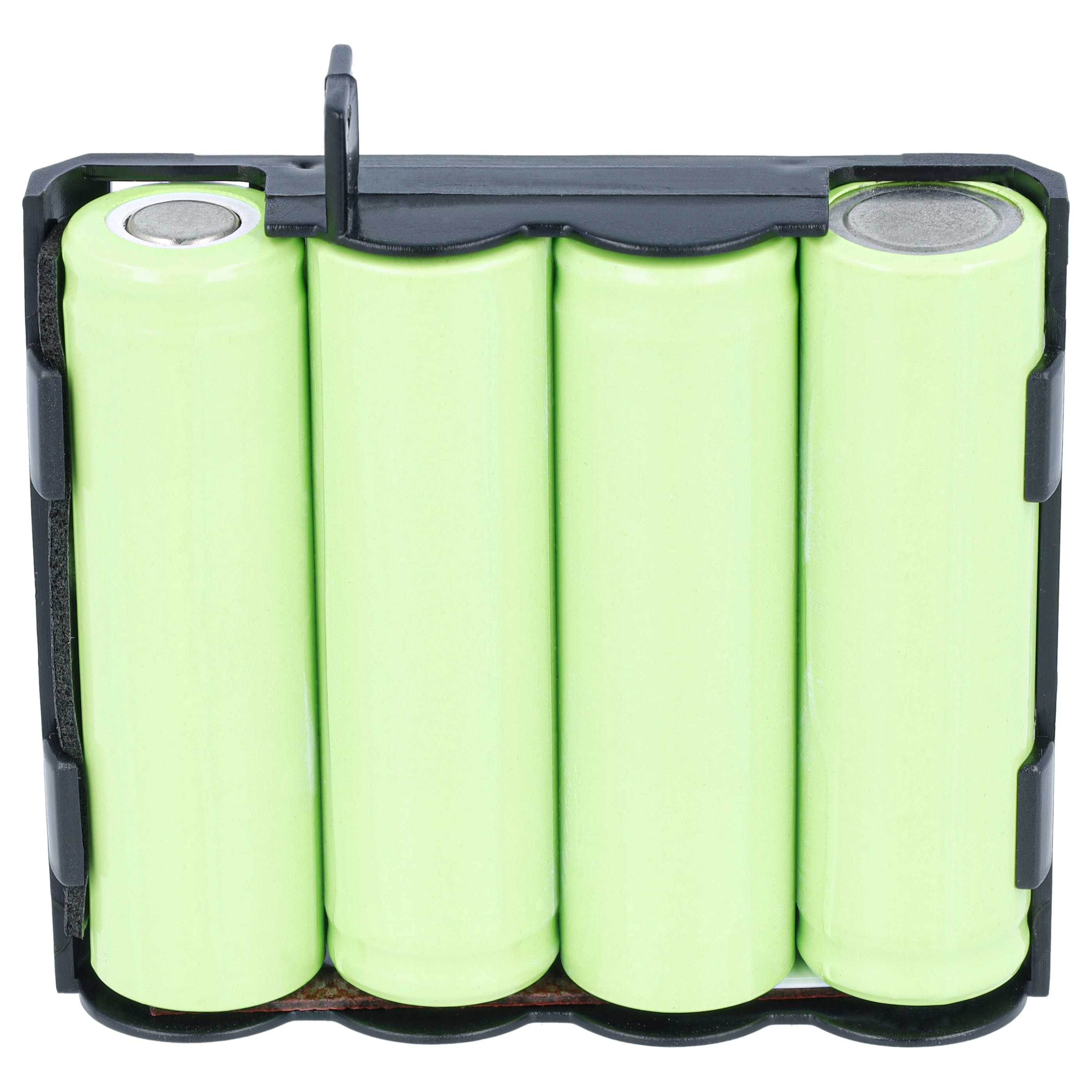 Vier grüne zylindrische Batterien in einem schwarzen Plastikhalter vor weißem Hintergrund.