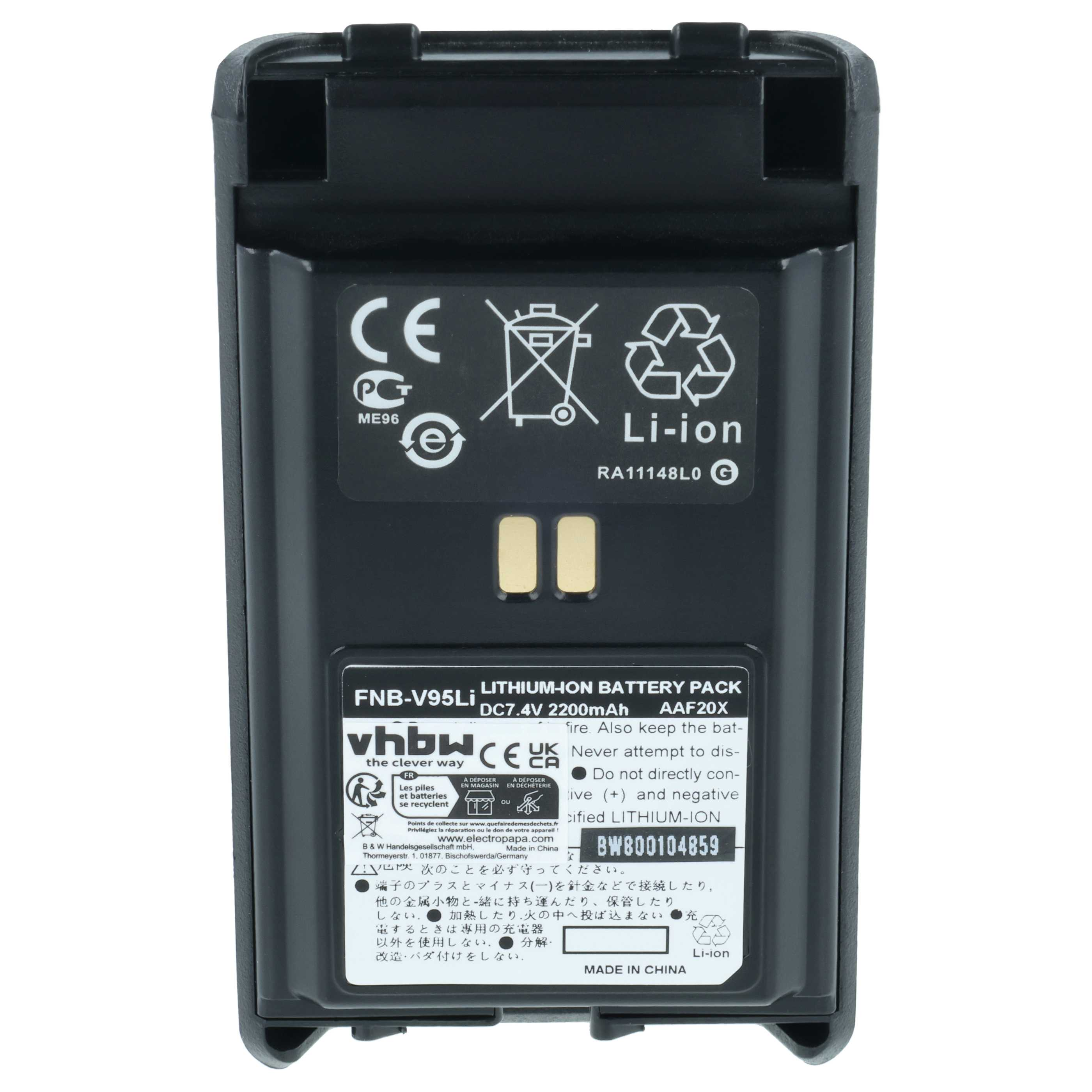 Ein schwarzer Lithium-Ionen-Akku mit Etiketten, Prüfzeichen und goldnen Metallkontakten auf weißem Hintergrund.