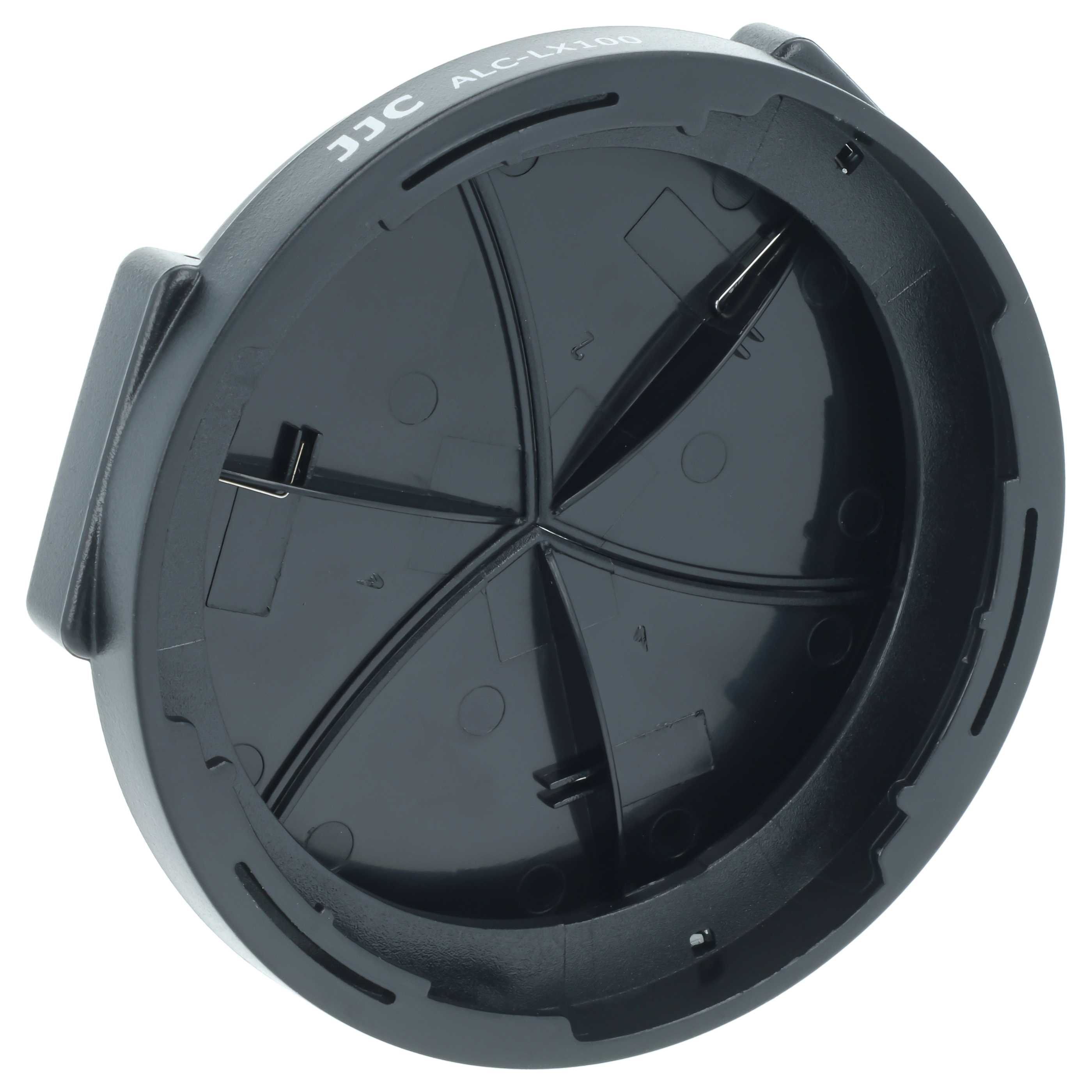 Ein schwarzer Kamera-Objektivdeckel aus Plastik von JJC mit Federmechanismus, schräg auf weißem Hintergrund.