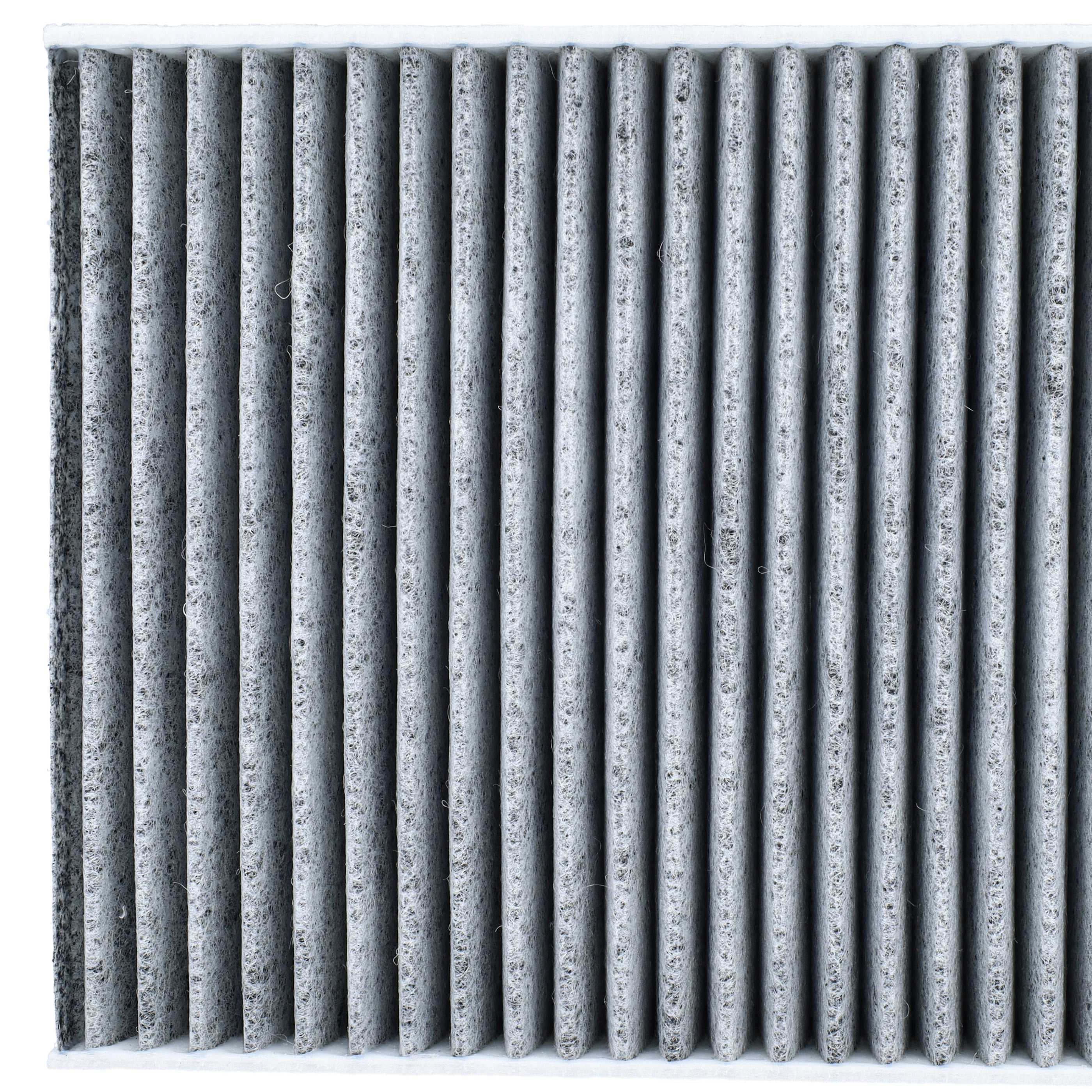 Nahaufnahme eines grauen, gefalteten Luftfilters mit gleichmäßigen Lamellen.