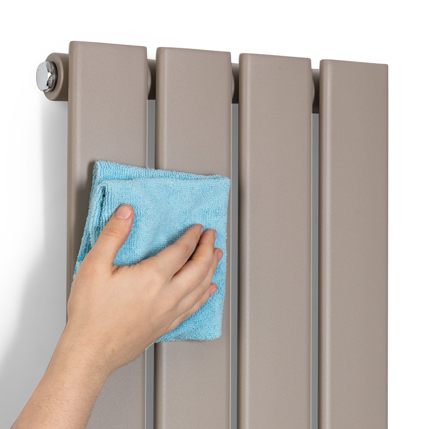 Eine Hand wischt mit einem blauen Tuch einen grauen Heizkörper ab.