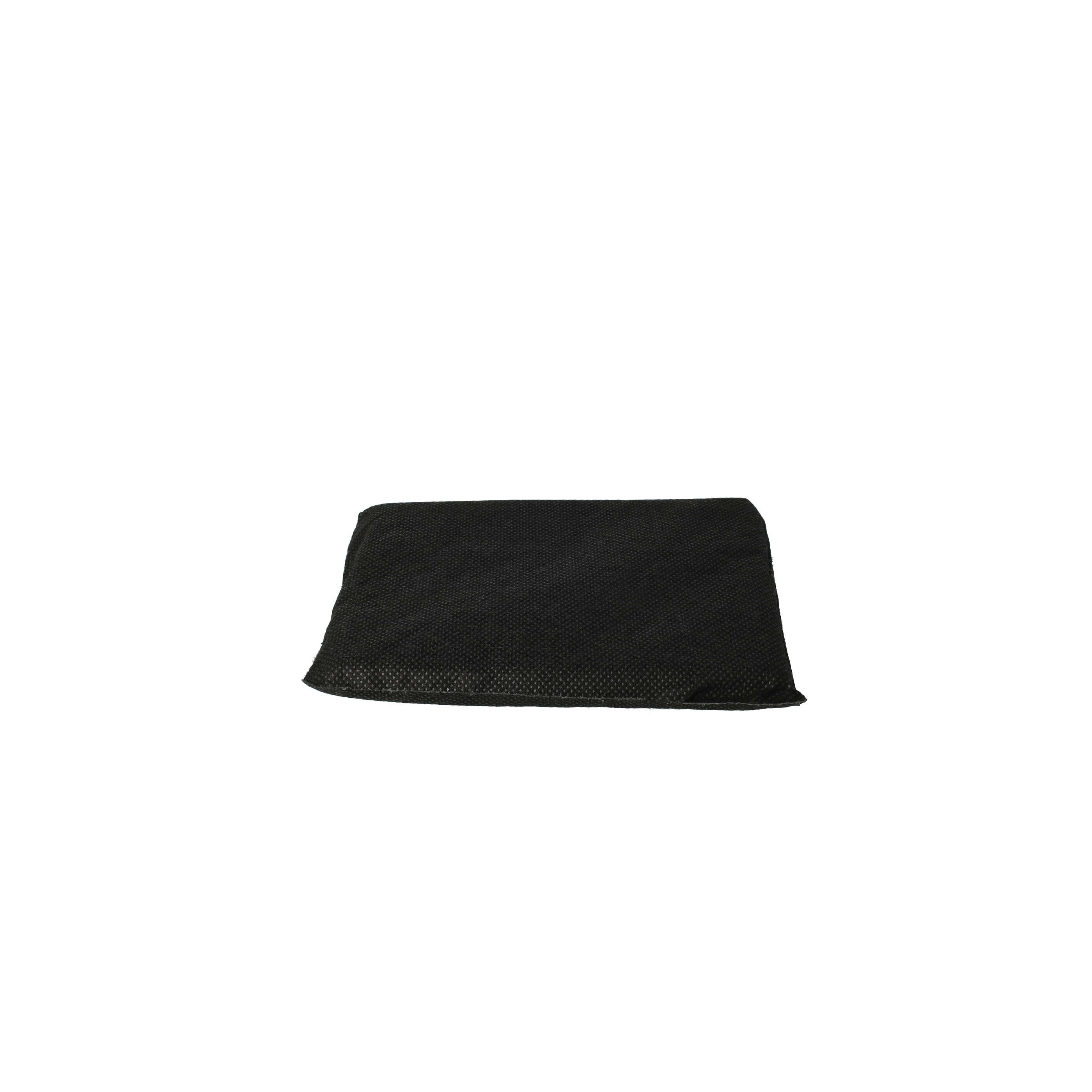 Ein kleines schwarzes Stoffkissen auf weißem Hintergrund.