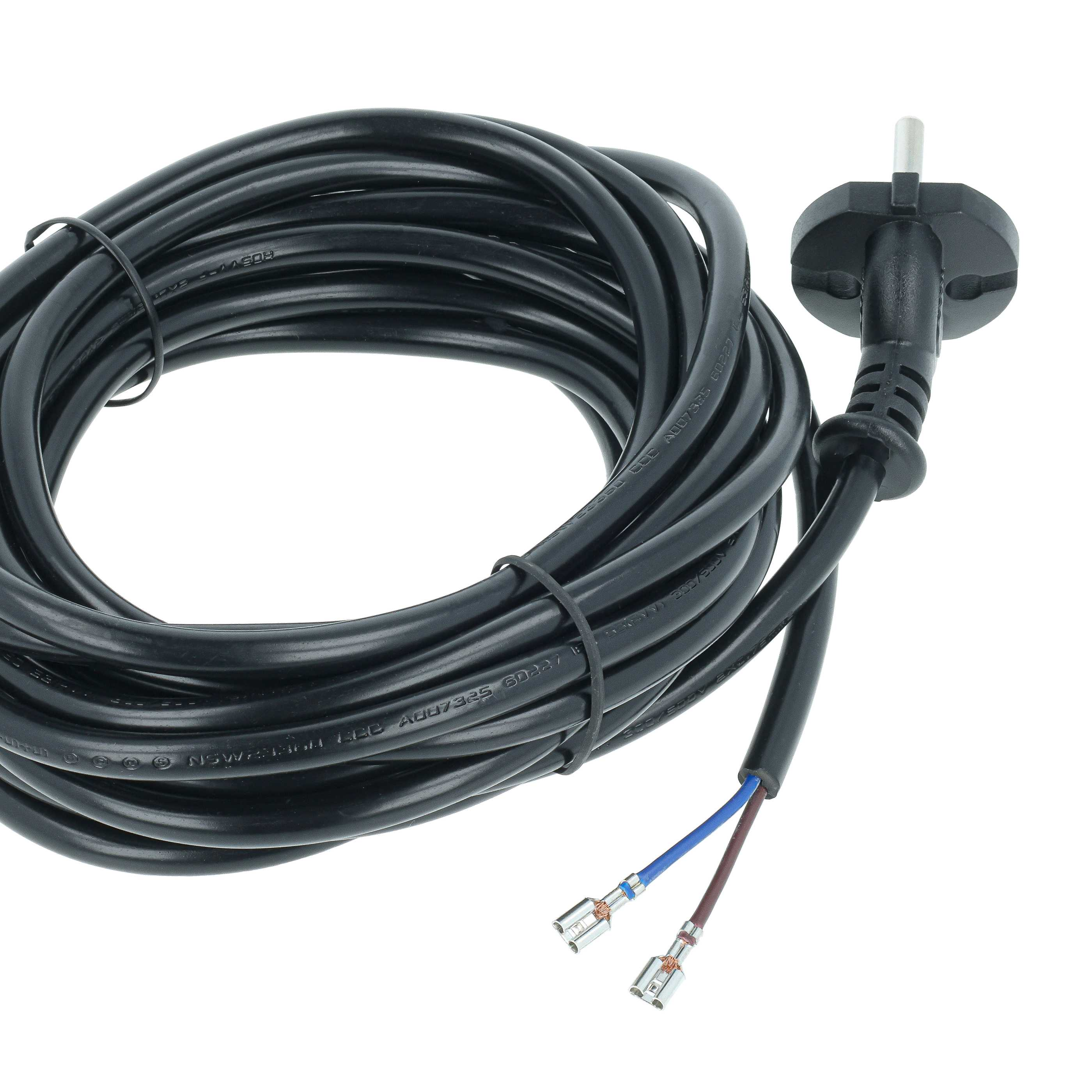 Aufgerolltes schwarzes Stromkabel mit Stecker und freiliegenden Adern auf weißem Hintergrund.
