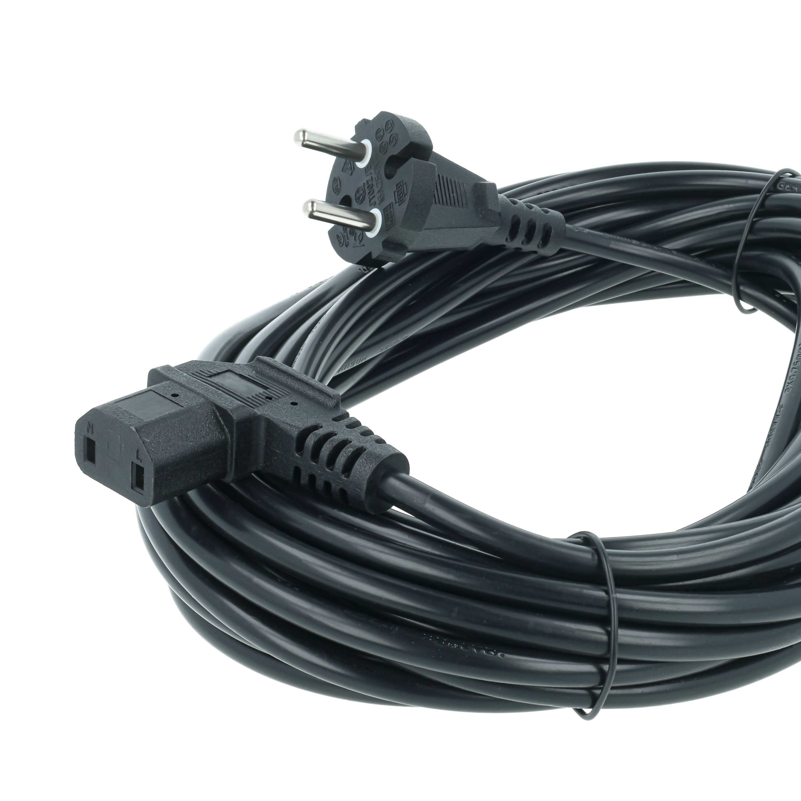 Ein aufgerolltes schwarzes Stromkabel mit einem europäischen Stecker und einer Kaltgerätebuchse auf weißem Grund.