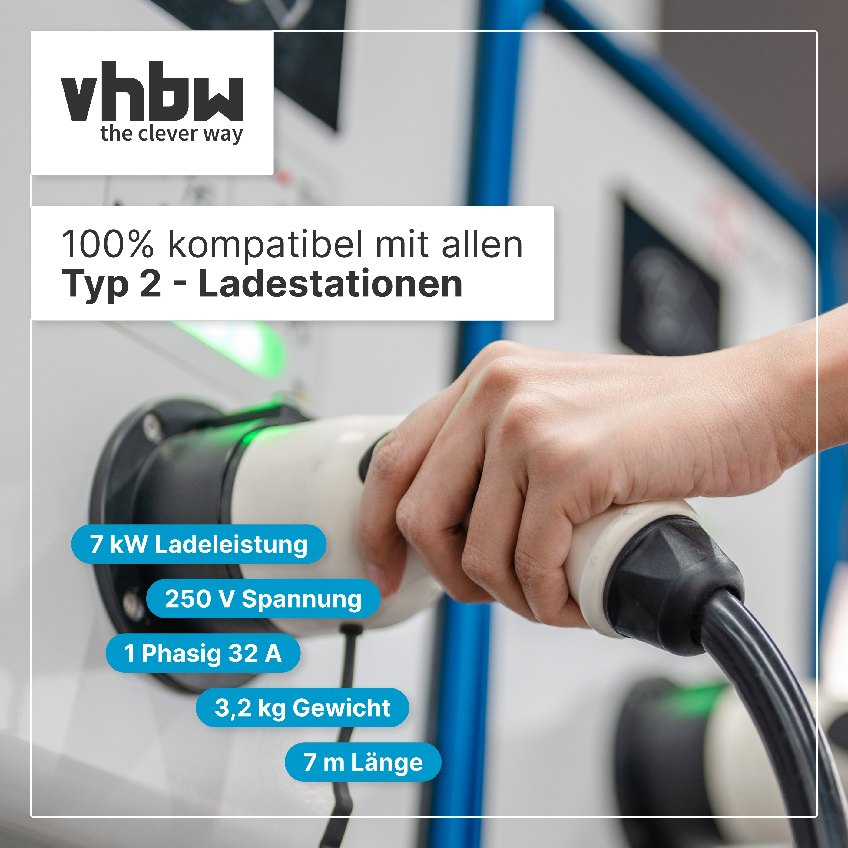 Hand hält ein weißes Typ-2-Ladekabel vor einer Ladestation mit technischen Produktdetails.