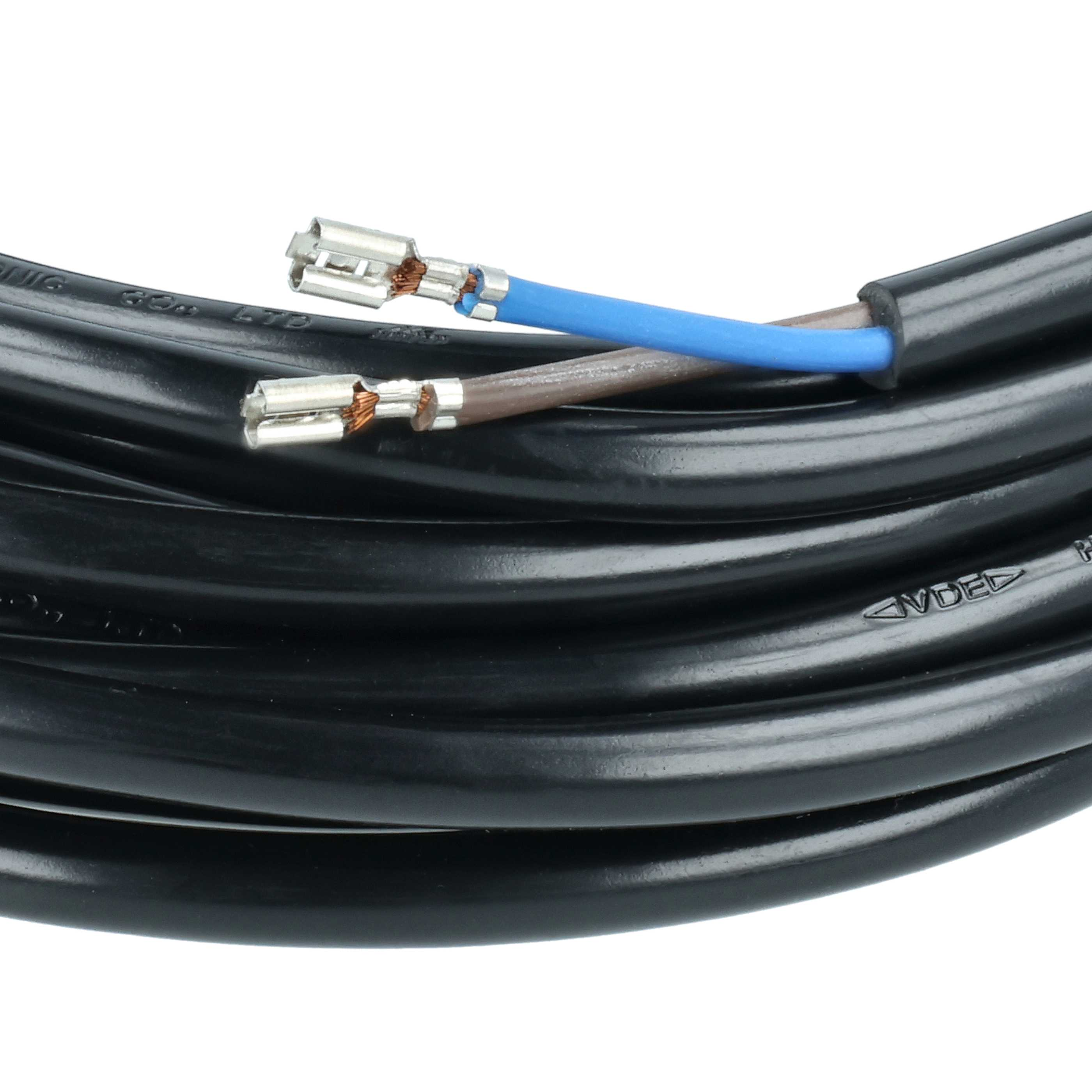 Aufgerolltes schwarzes Kabel mit abisolierten blauen und braunen Enden.