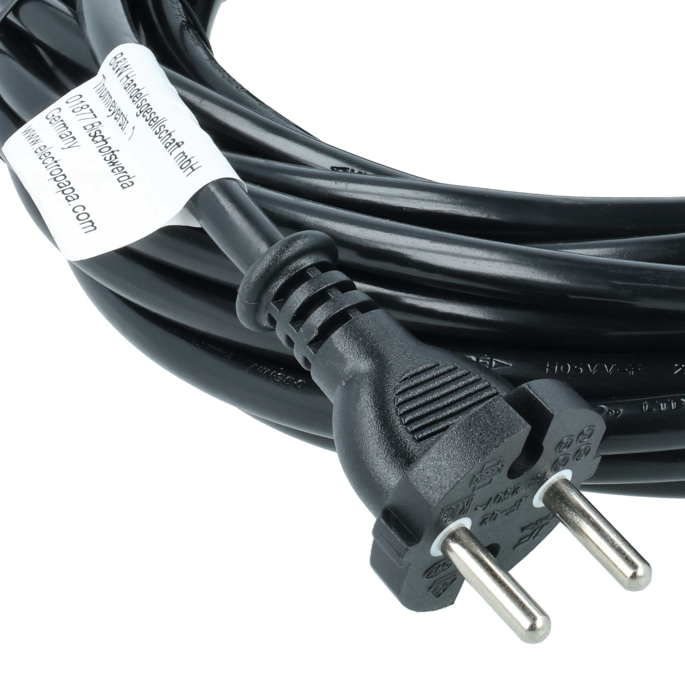 Ein schwarzes Netzkabel mit Stecker und einem weißen Etikett auf weißem Grund.