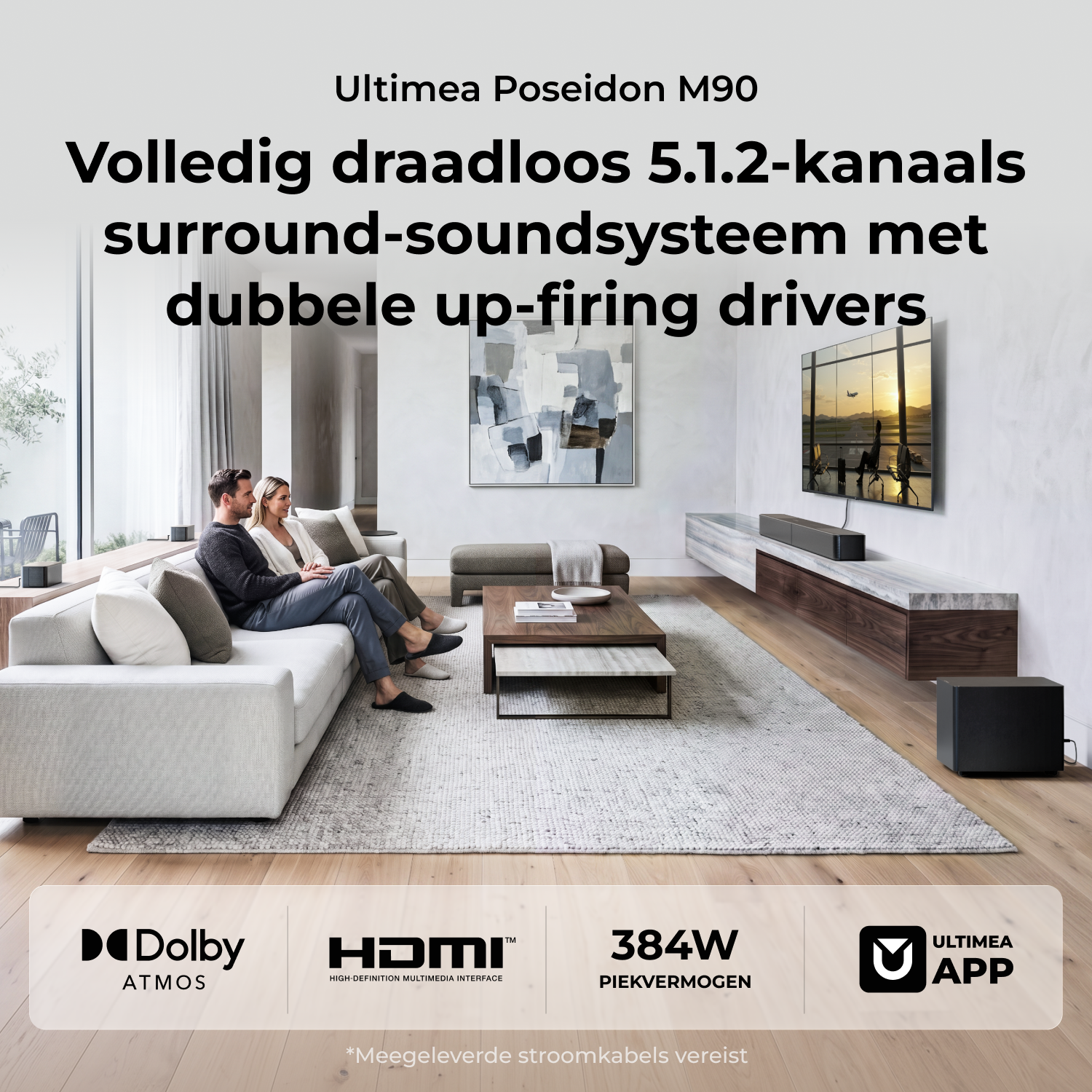 Een stel ontspant op een bank in een moderne woonkamer met soundbar en tv.