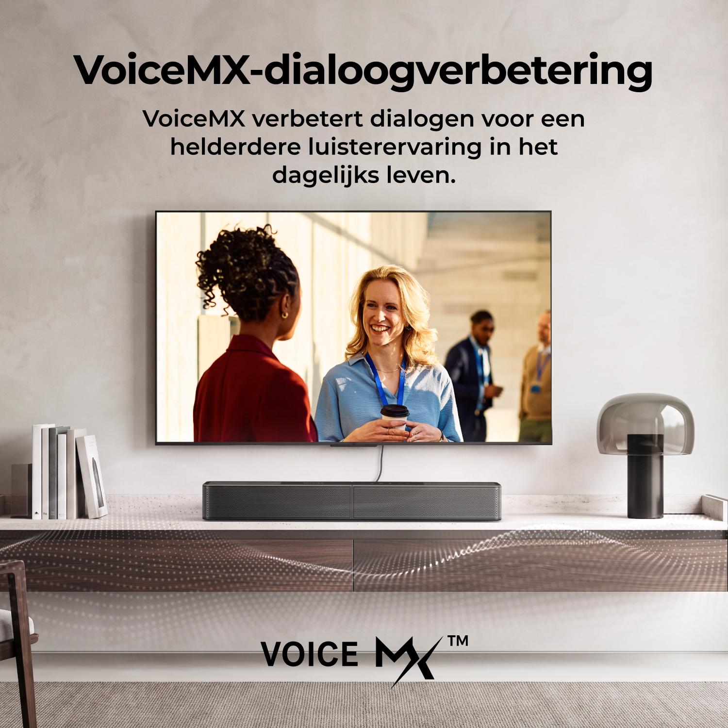 Een tv en soundbar tonen twee personen met Nederlandse tekst erboven.