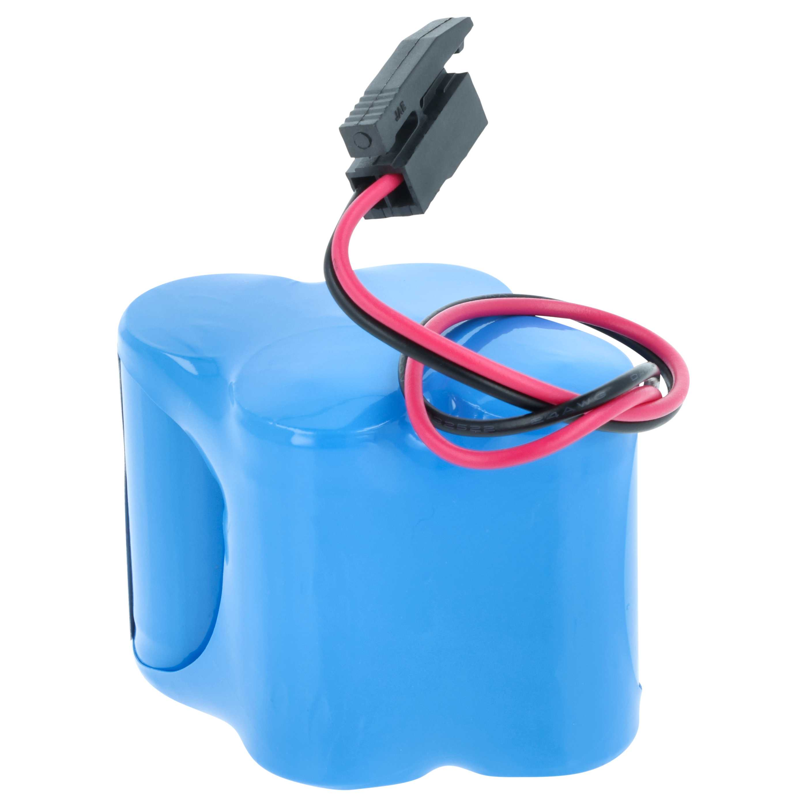Ein blauer Akku mit roten und schwarzen Kabeln an einem schwarzen Stecker vor weißem Hintergrund.